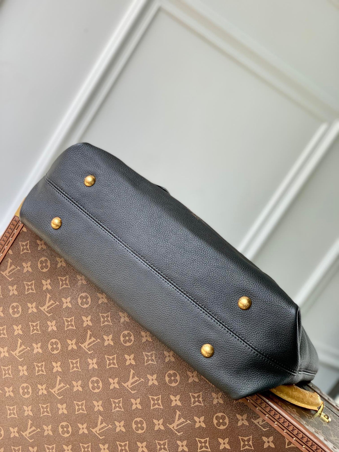 LOW KEY CABAS MM BAG 47 IN BLACK GRAINED CALFSKIN