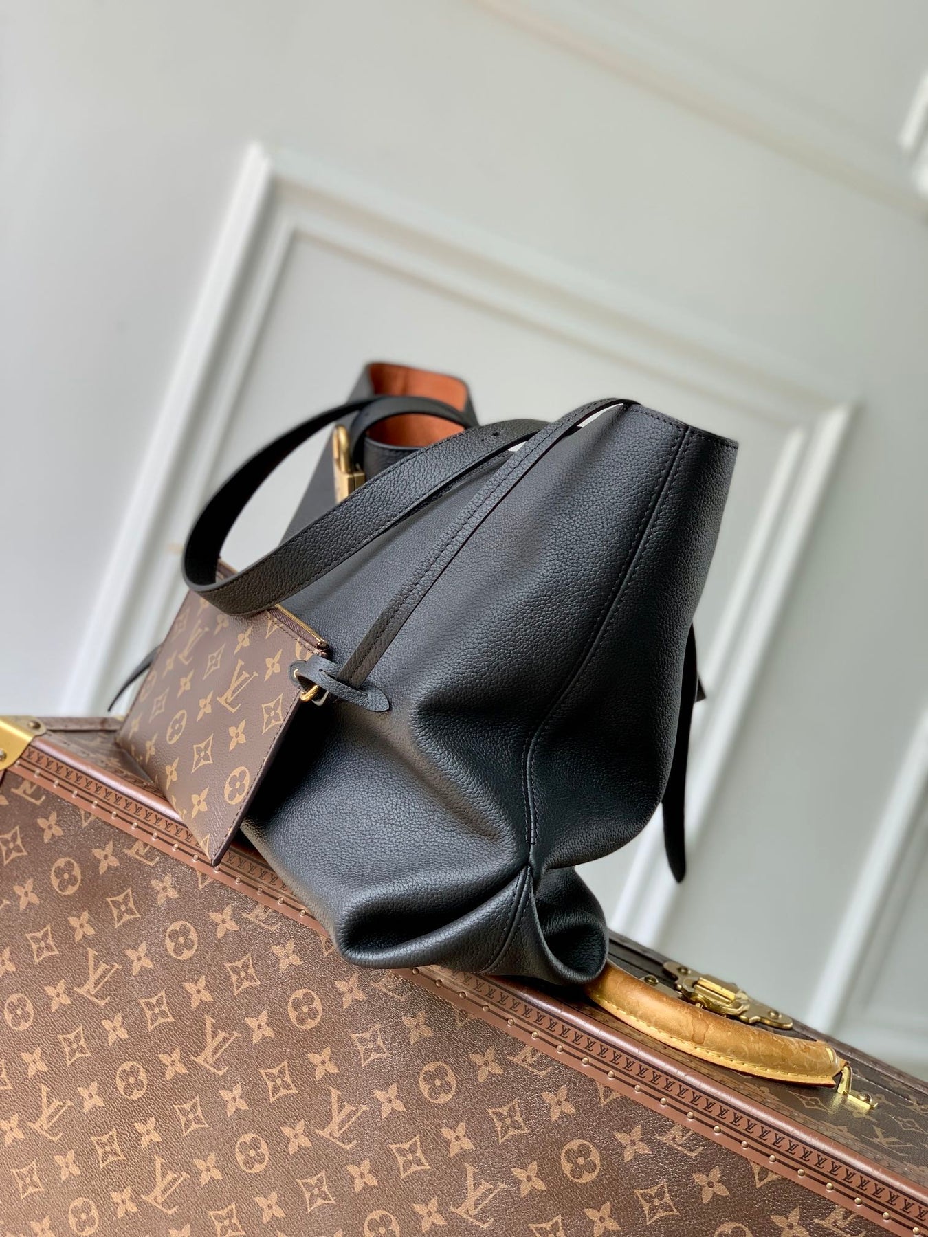 LOW KEY CABAS MM BAG 47 IN BLACK GRAINED CALFSKIN