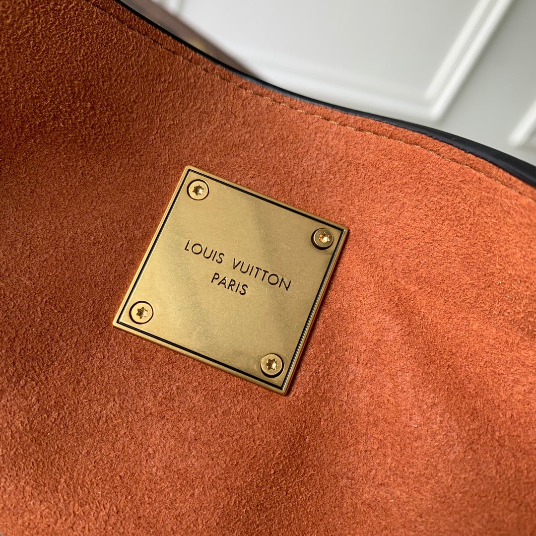 LOW KEY CABAS MM BAG 47 IN BLACK GRAINED CALFSKIN