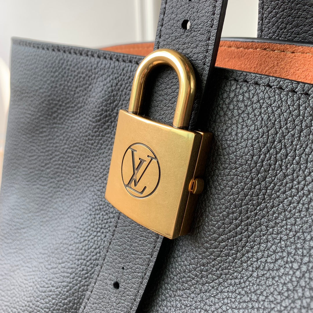 LOW KEY CABAS MM BAG 47 IN BLACK GRAINED CALFSKIN