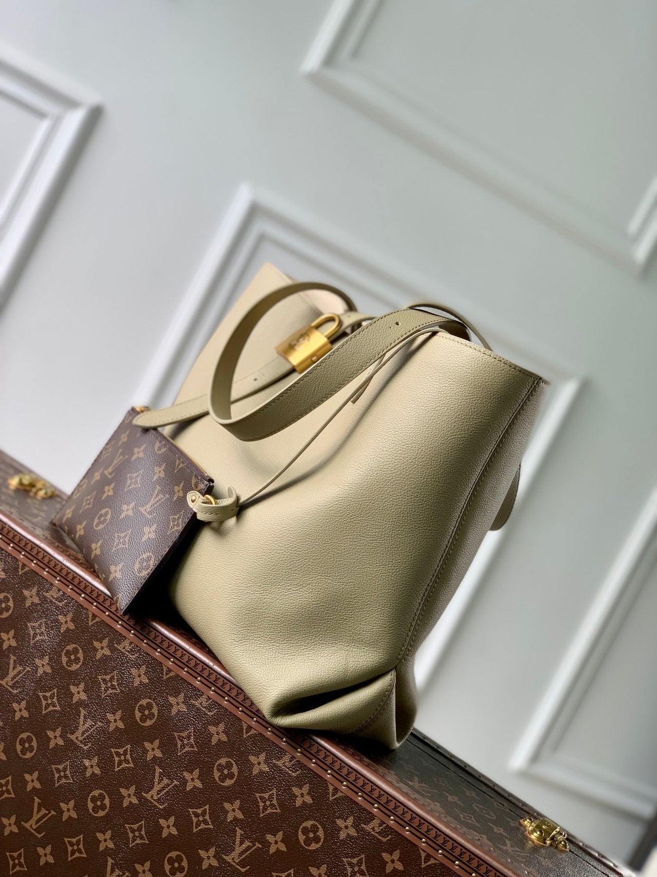 LOW KEY CABAS MM BAG 47 IN BASIL GREEN GRAINED CALFSKIN