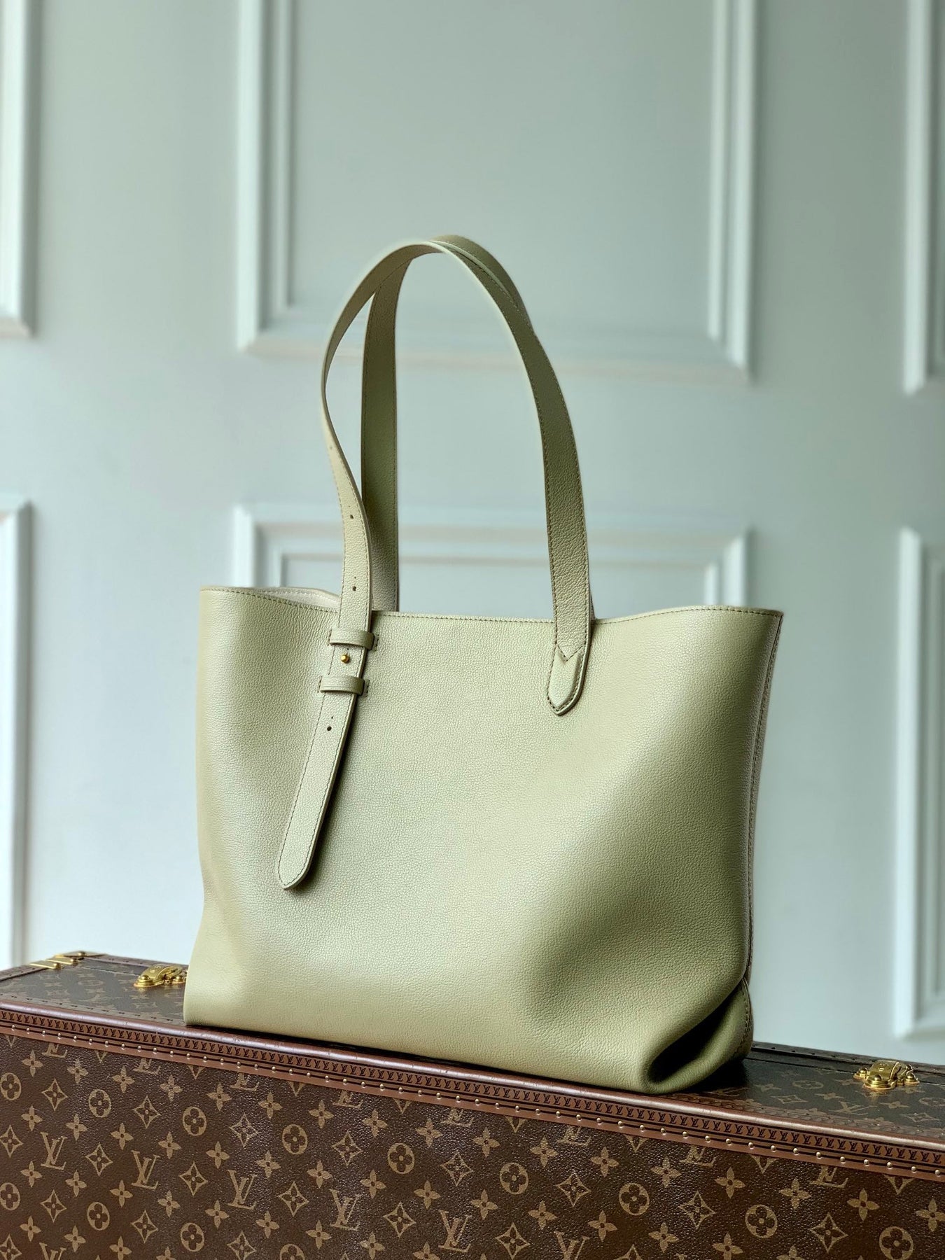LOW KEY CABAS MM BAG 47 IN BASIL GREEN GRAINED CALFSKIN