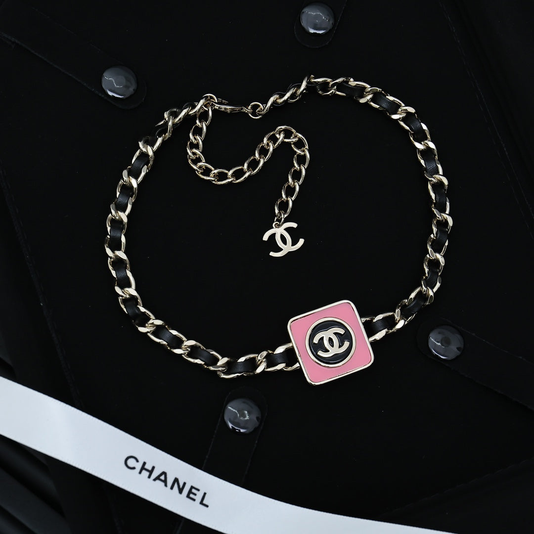 CHAIN CHOKER IN GOLD-PLATED METAL WITH LEATHER THROUGH LINKS
