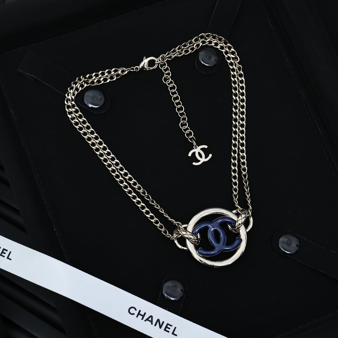 CHAIN CHOKER IN GOLD-PLATED METAL WITH ENAMEL COLORS AND ROUND LOGO PENDANT