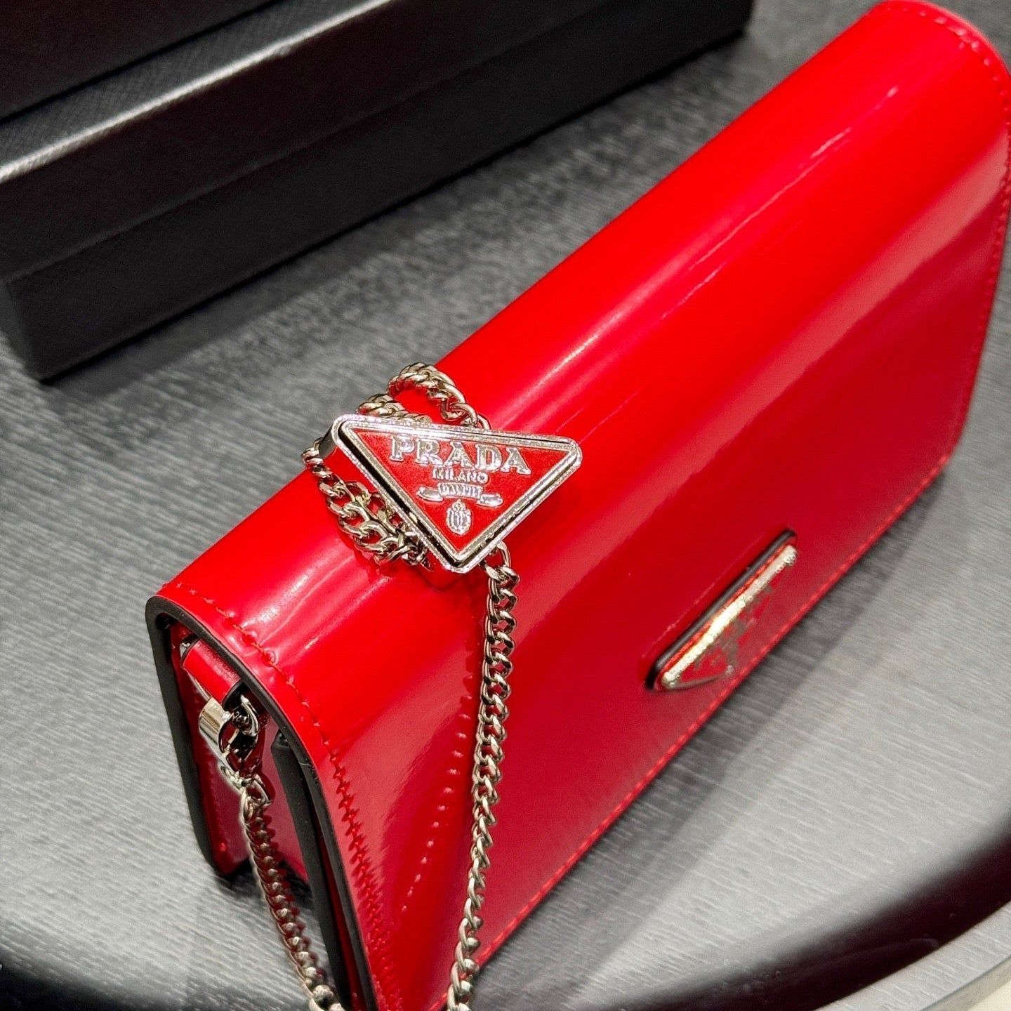 FLAP CLOSURE WALLET ON CHAIN 19 IN RED PATENT NAPPA LEATHER