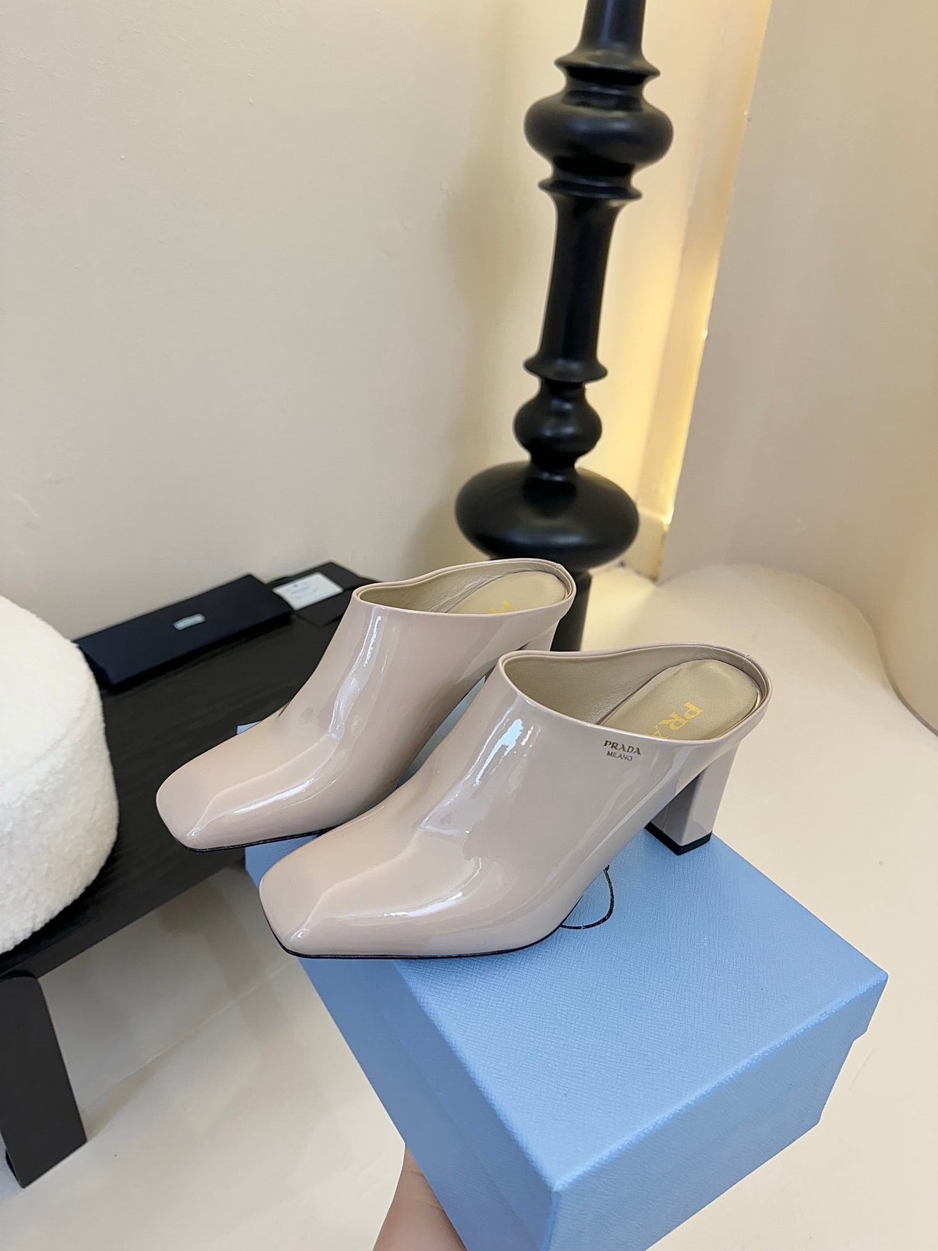HIGH HEEL MULES WITH GOLD LETTERING LOGO IN BEIGE GLOSSY CALFSKIN