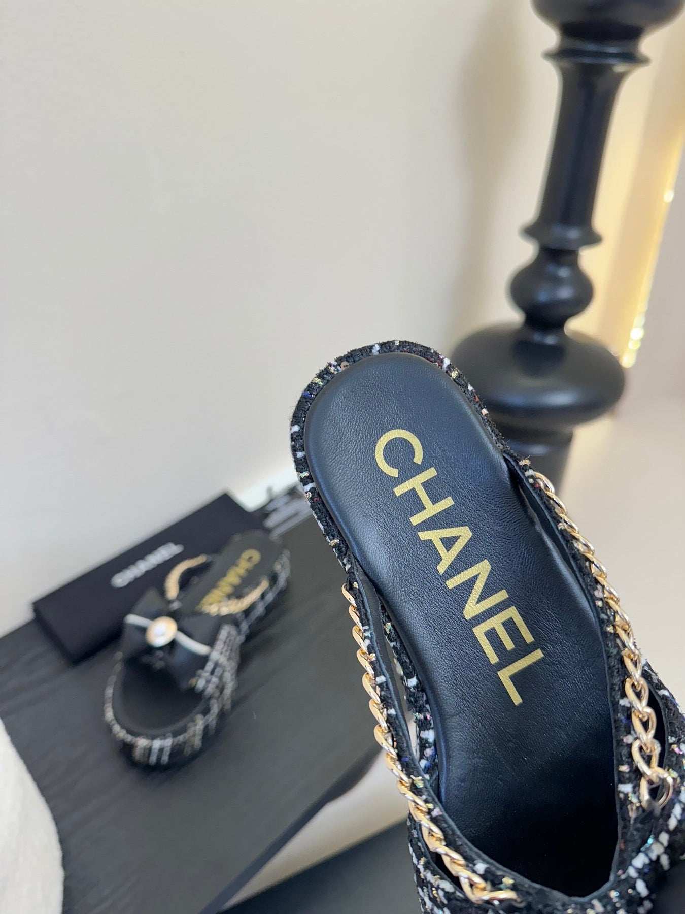 PLATFORM FLIP-FLOPS IN BLACK TWEED FABRIC