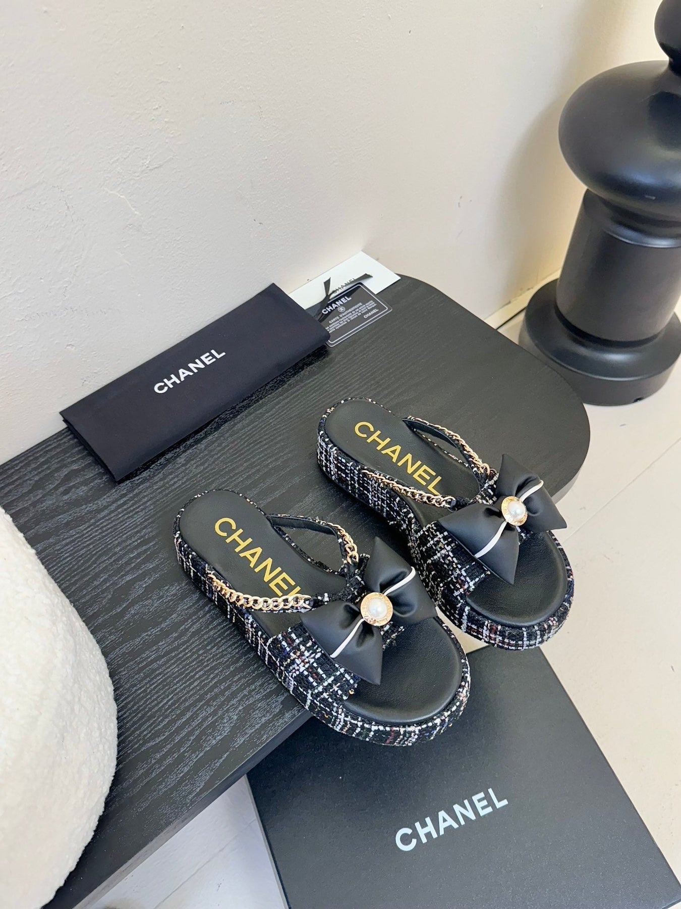 PLATFORM FLIP-FLOPS IN BLACK TWEED FABRIC