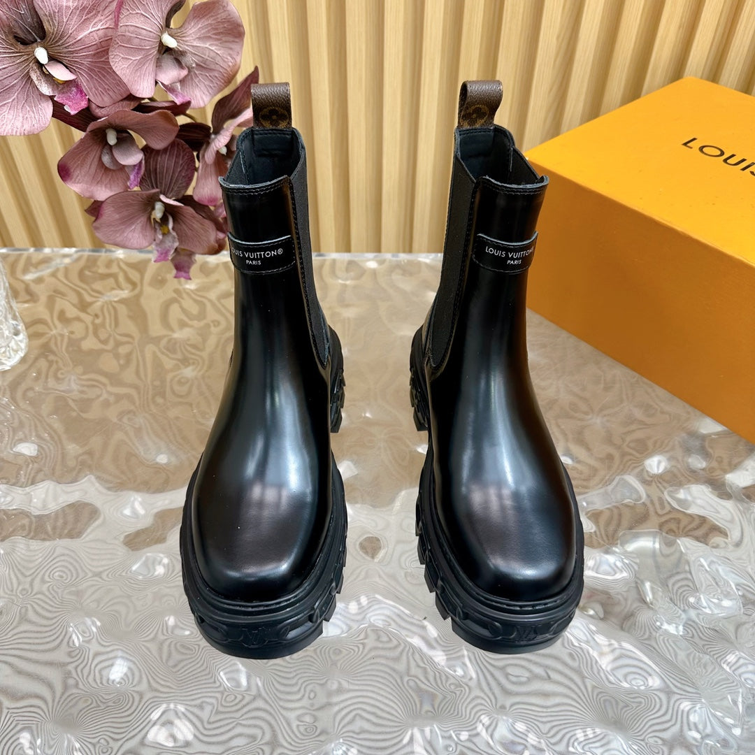 BOTTINE LV BEAUBOURG IN BLACK GLOSSY CALFSKIN