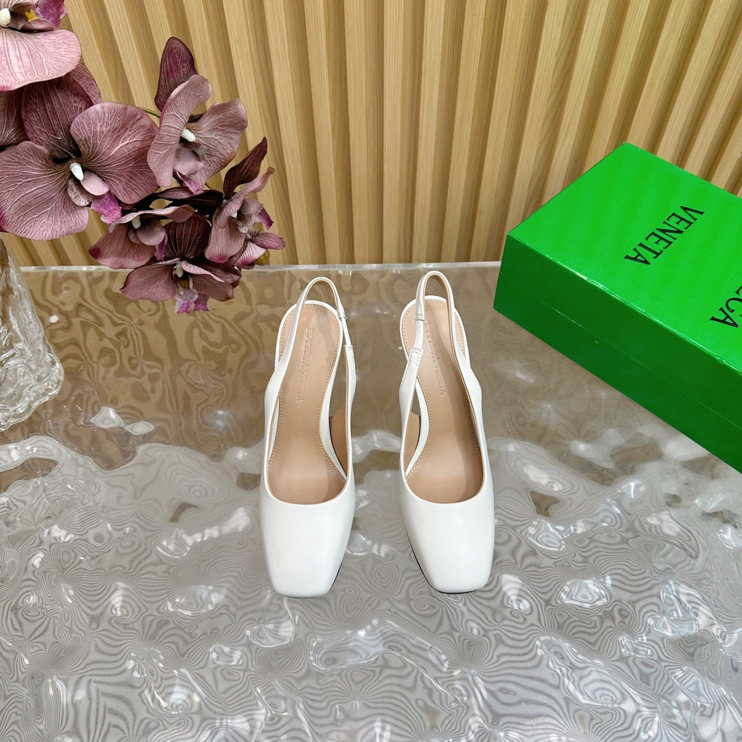 KNOT PUMP 9 CM IN WHITE CALFSKIN WITH GOLD FINISHED METAL HEEL