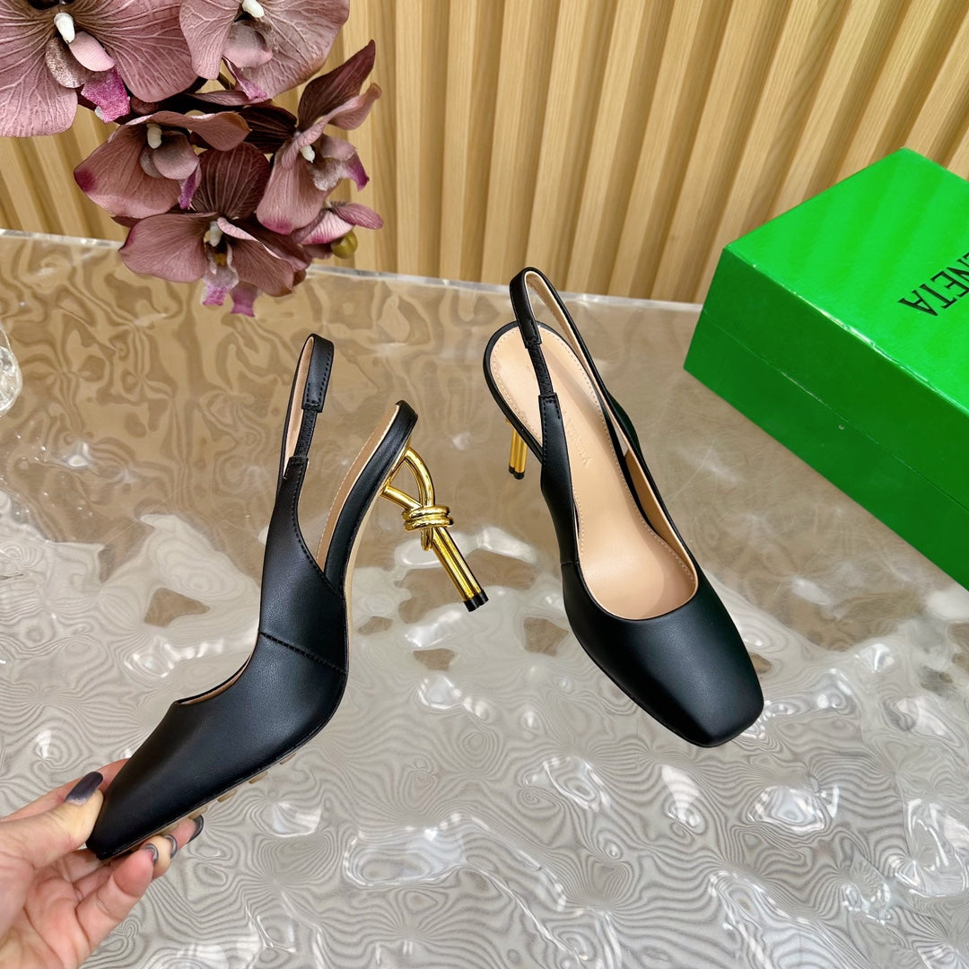 KNOT PUMP 9 CM IN BLACK CALFSKIN WITH GOLD FINISHED METAL HEEL