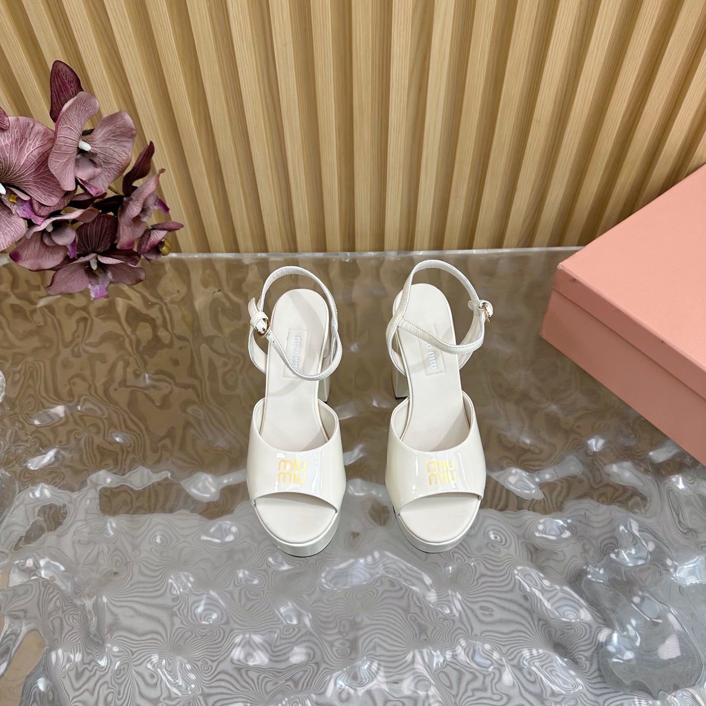 PLATFORM HEELS IN WHITE PATENT CALFSKIN GOLD LOGO IN STRAP