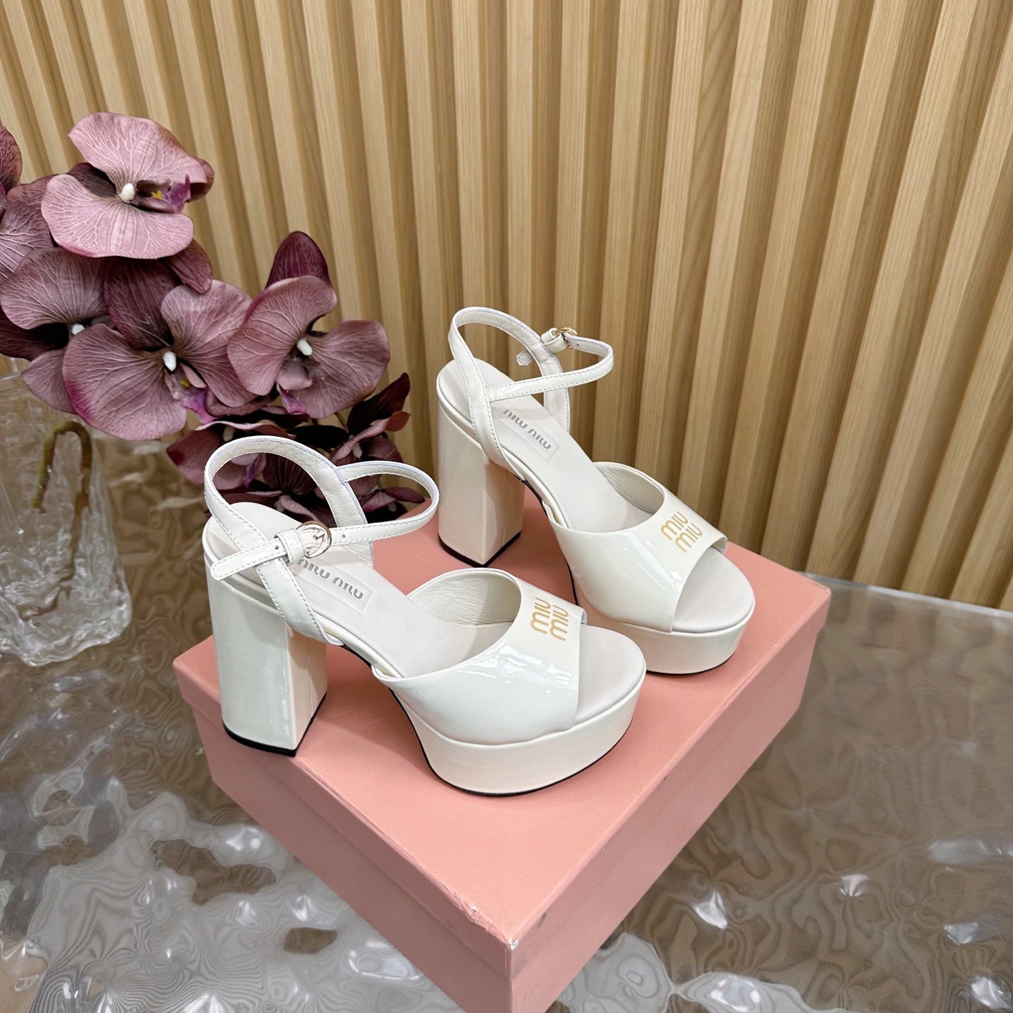 PLATFORM HEELS IN WHITE PATENT CALFSKIN GOLD LOGO IN STRAP