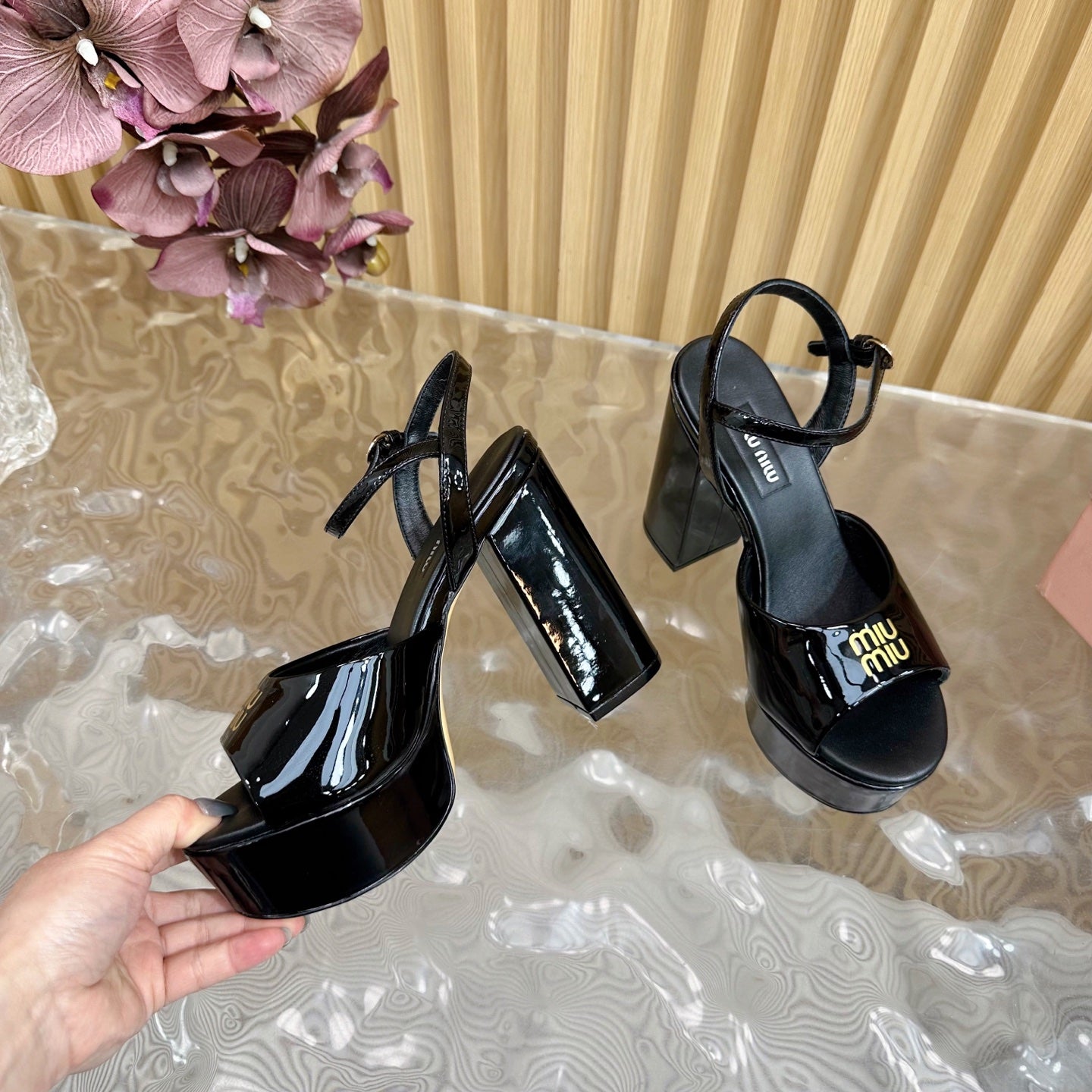 PLATFORM HEELS IN BLACK PATENT CALFSKIN GOLD LOGO IN STRAP