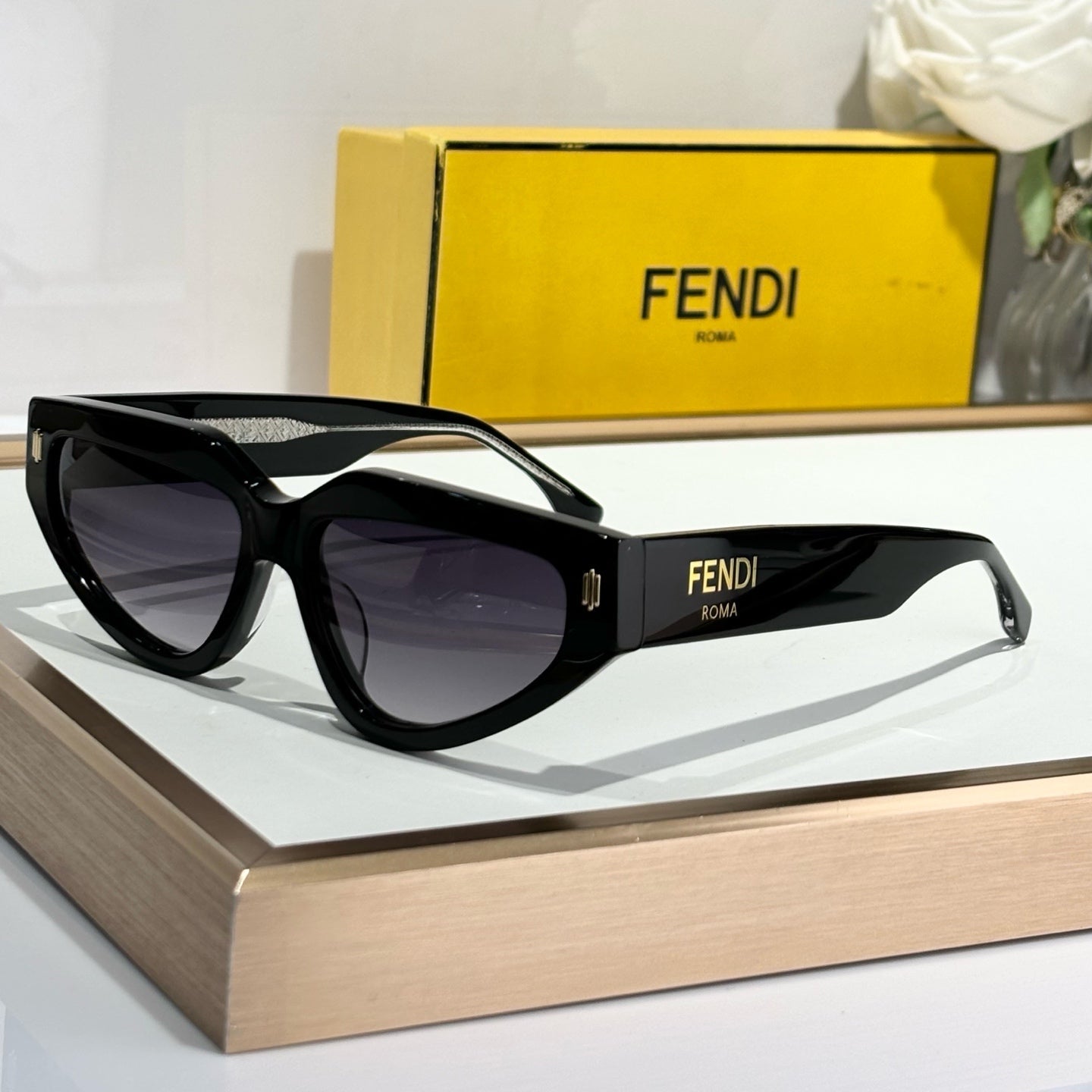 ROMA CAT-EYE FRAME SUNGLASSES FE40163U IN ACETATE