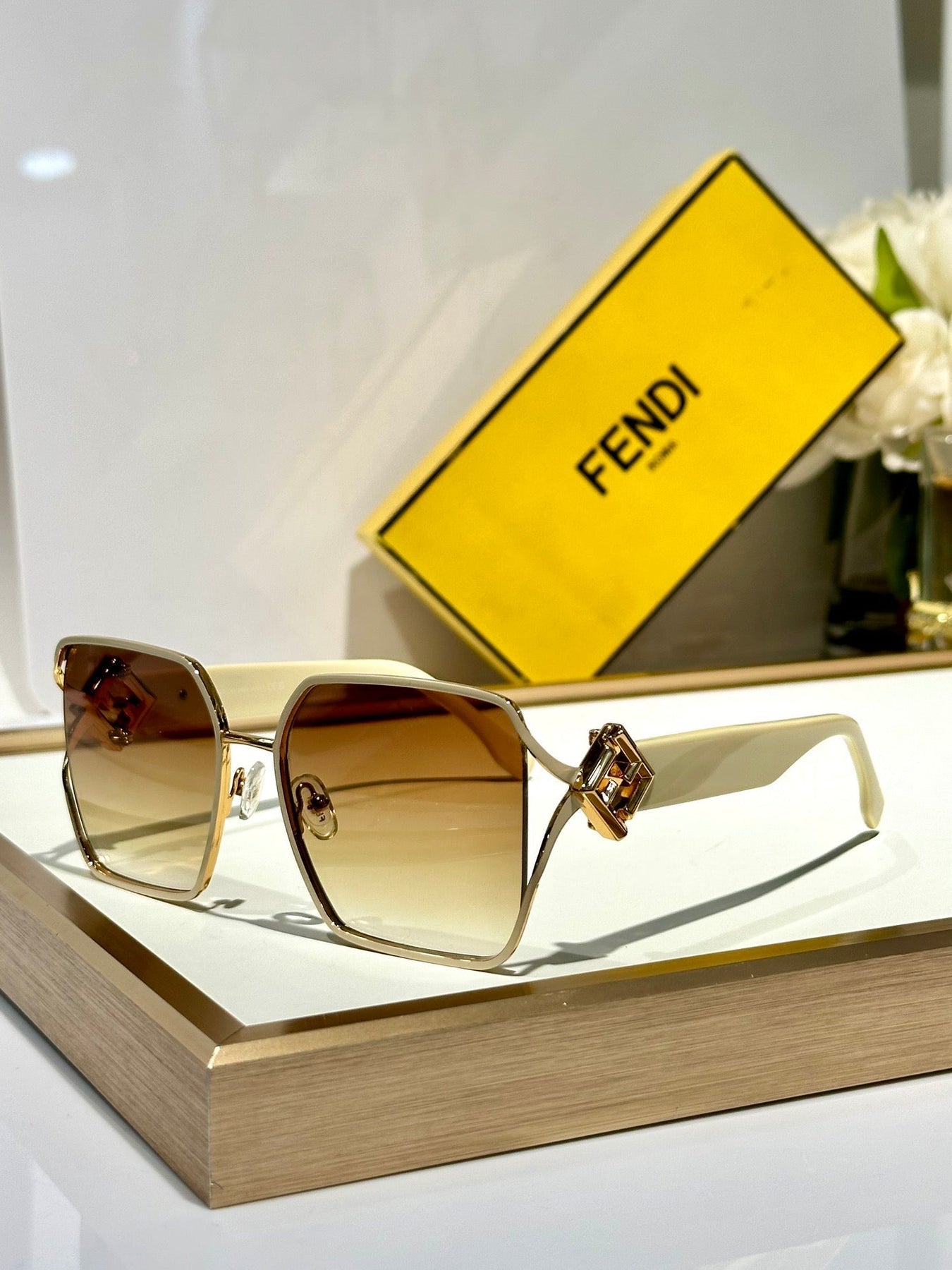 OVERSIZED FF DIAMONDS SQUARE FRAME SUNGLASSES FE40151U IN METAL