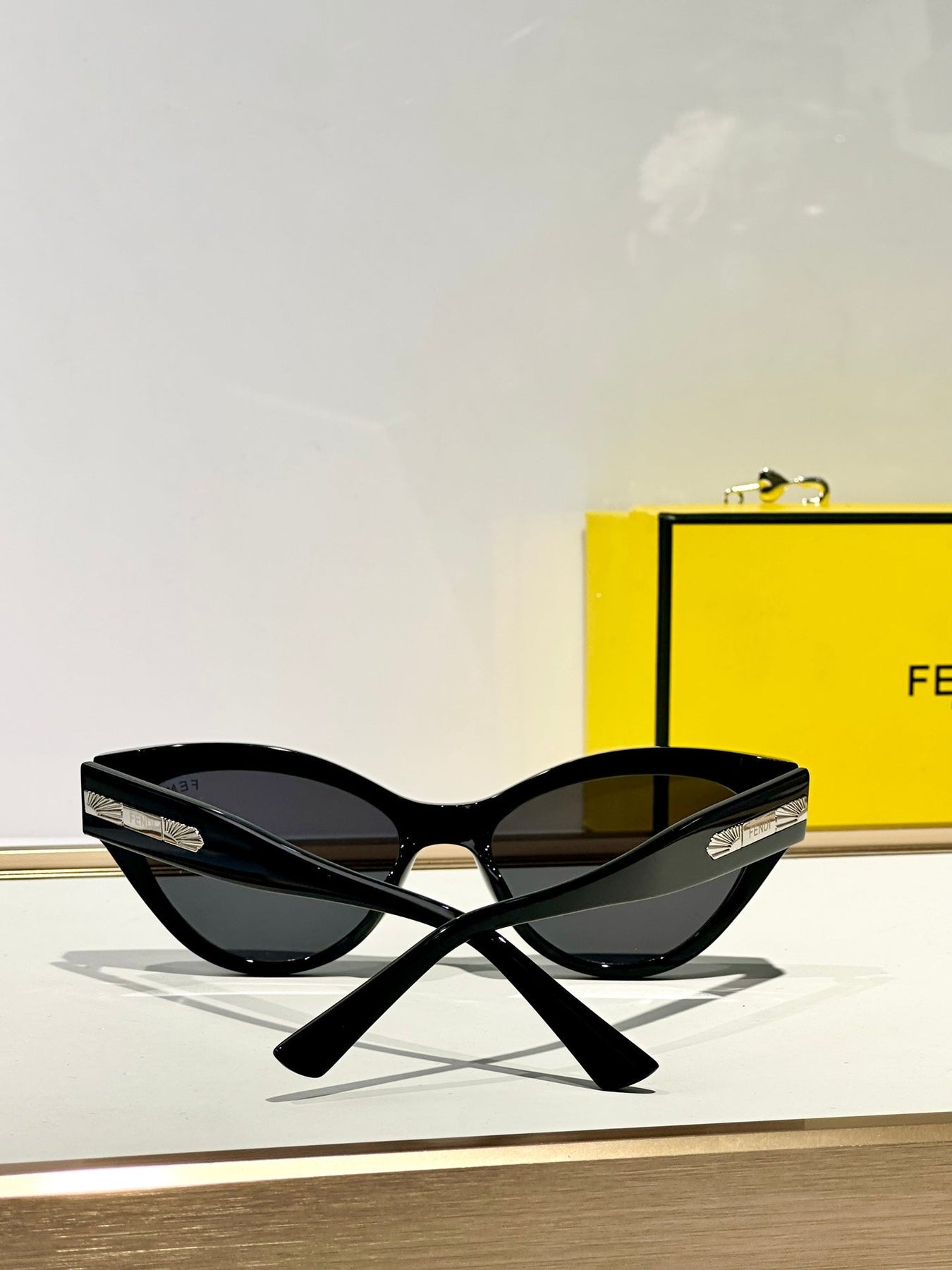 FF DIAMONDS CAT-EYE FRAME SUNGLASSES FE40164U IN ACETATE