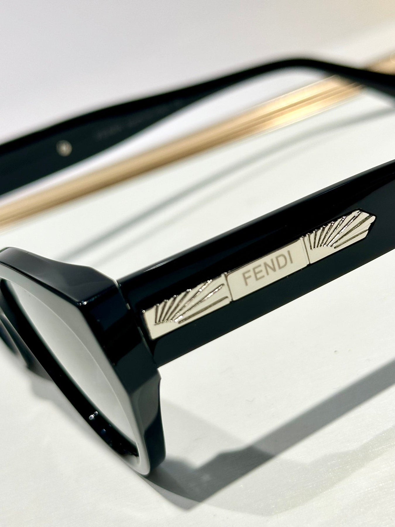 FF DIAMONDS CAT-EYE FRAME SUNGLASSES FE40164U IN ACETATE