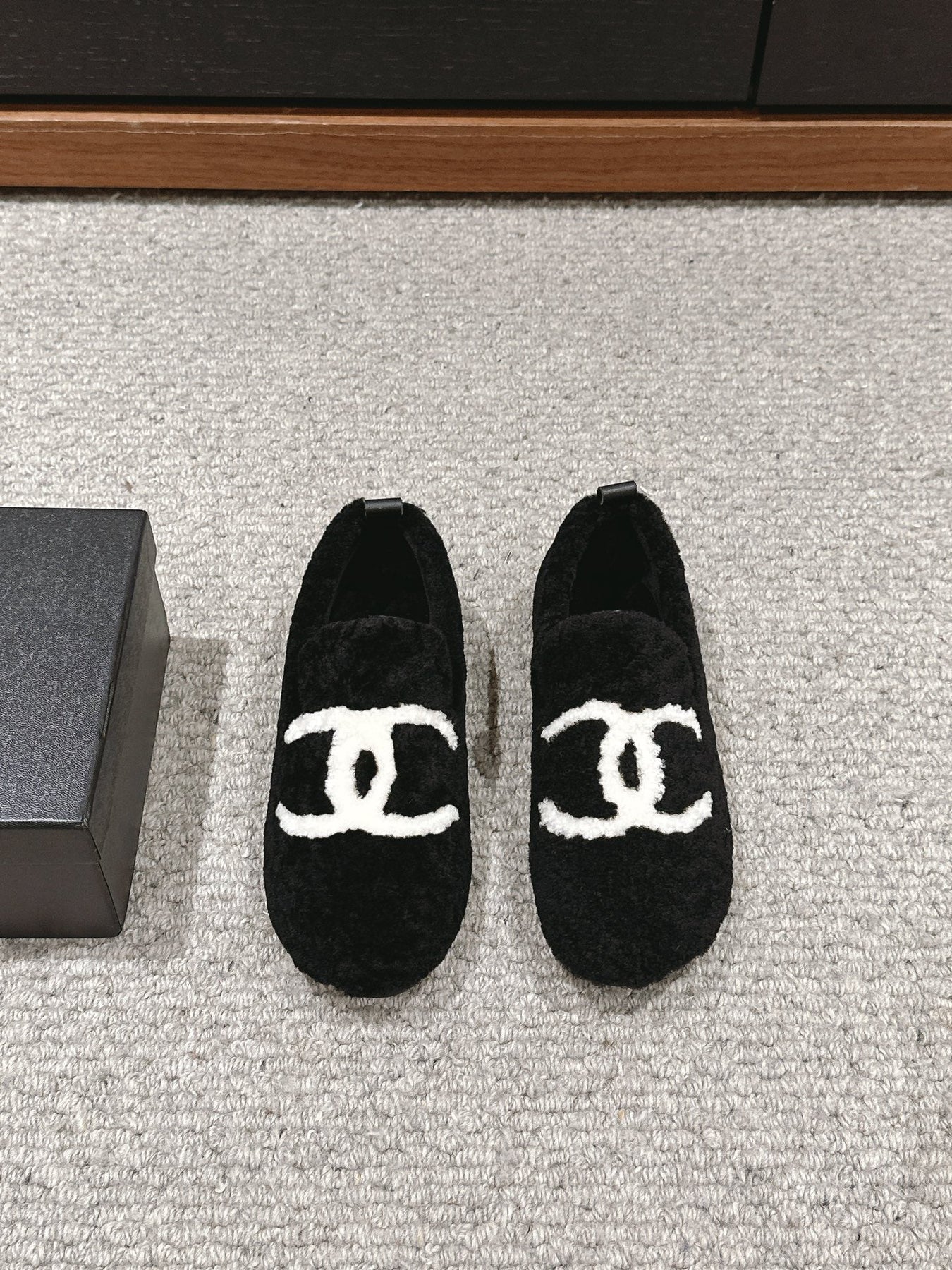 CC LOAFERS IN BLACK FLEECE WITH WHITE LOGO