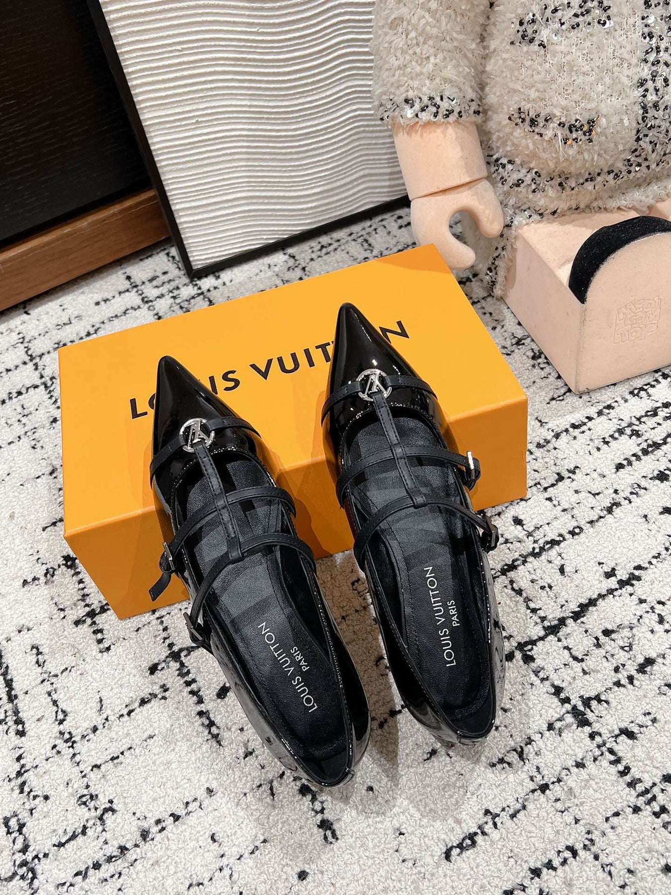 POINTED FLAT SHOES IN BLACK CALFSKIN