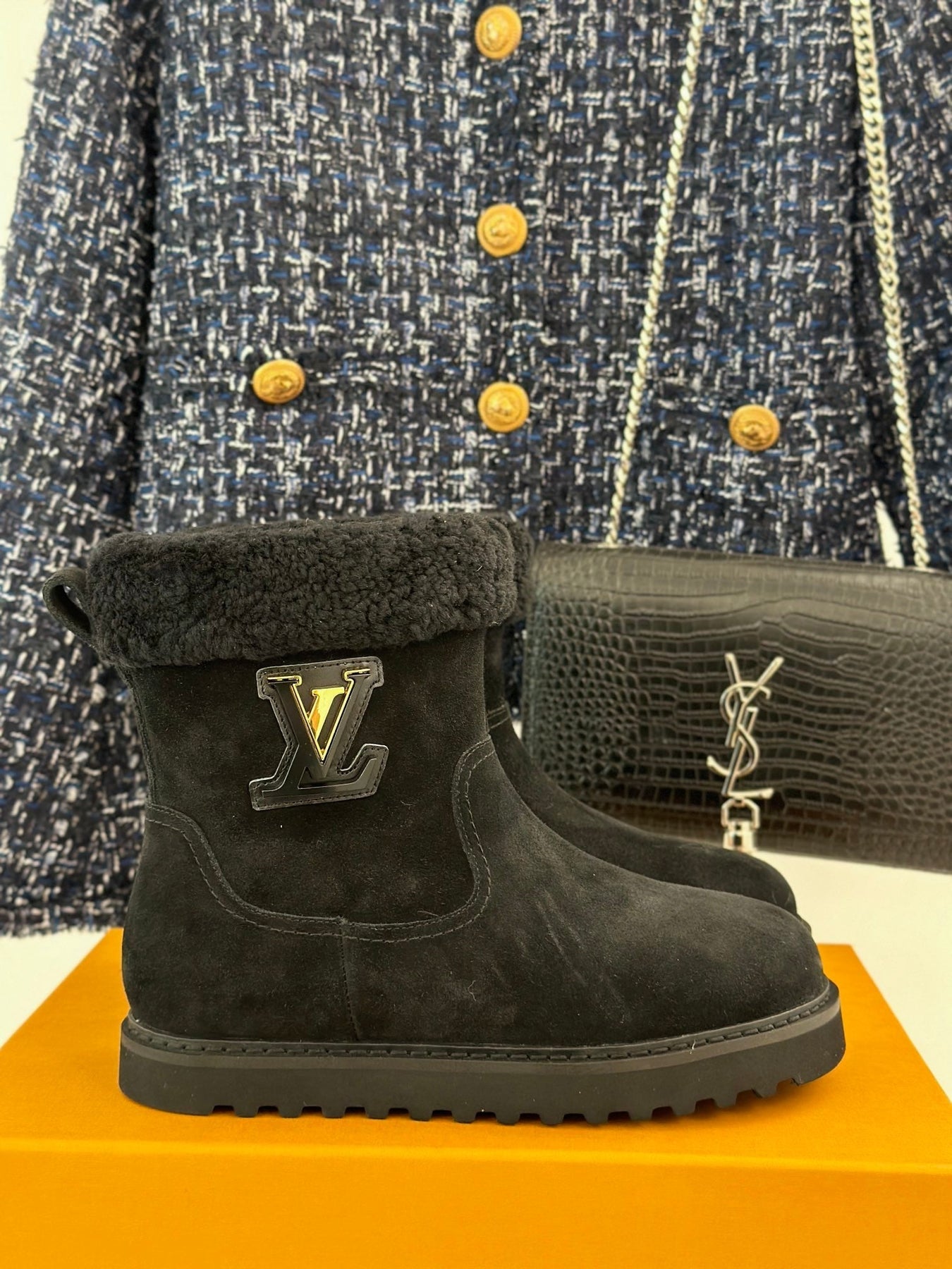 CHUNKY SOLE SNOW BOOTS IN BLACK SUEDE AND WOOL
