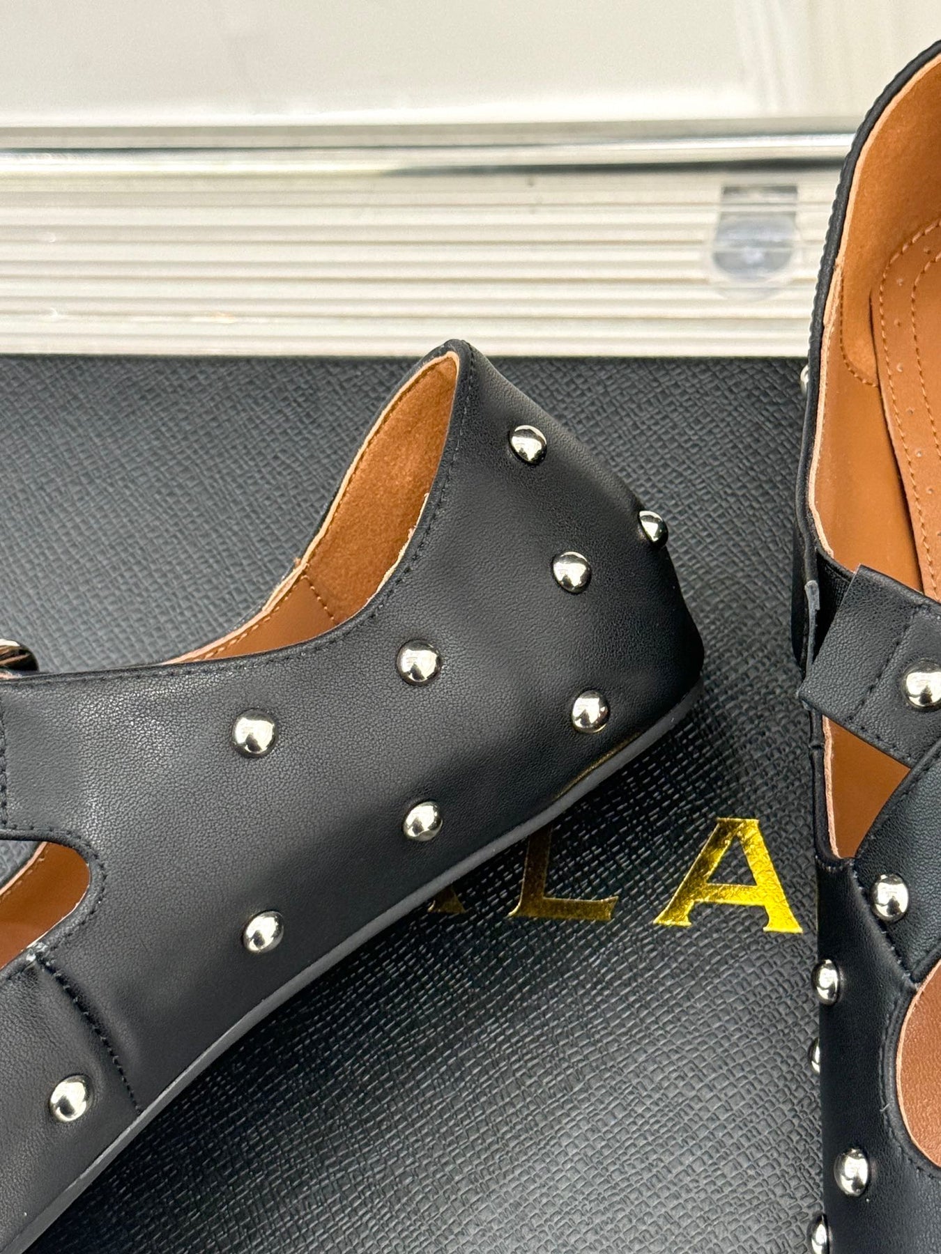 CROSSED STRAP BALLET FLATS IN BLACK CALFSKIN