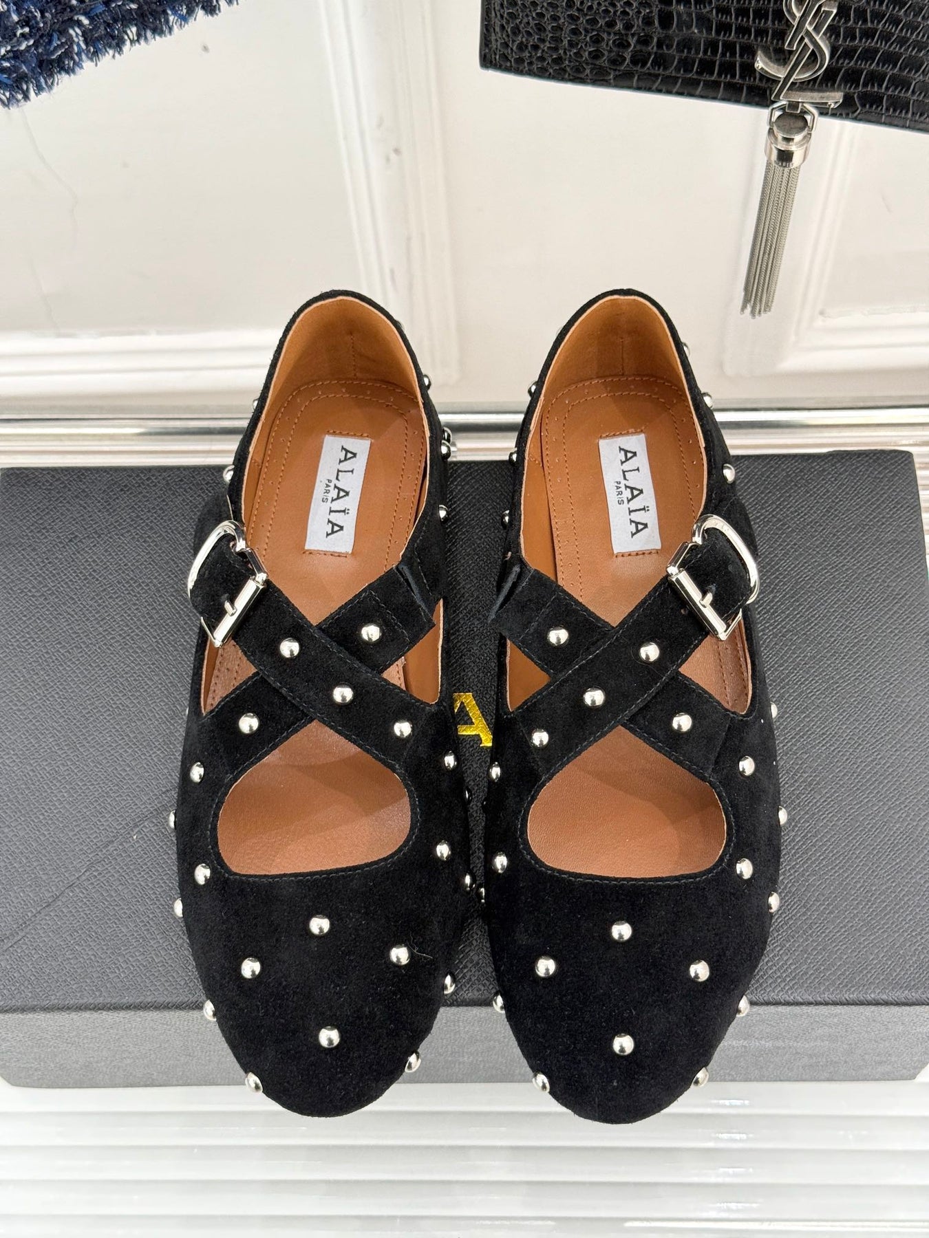 CROSSED STRAP BALLET FLATS IN BLACK SUEDE