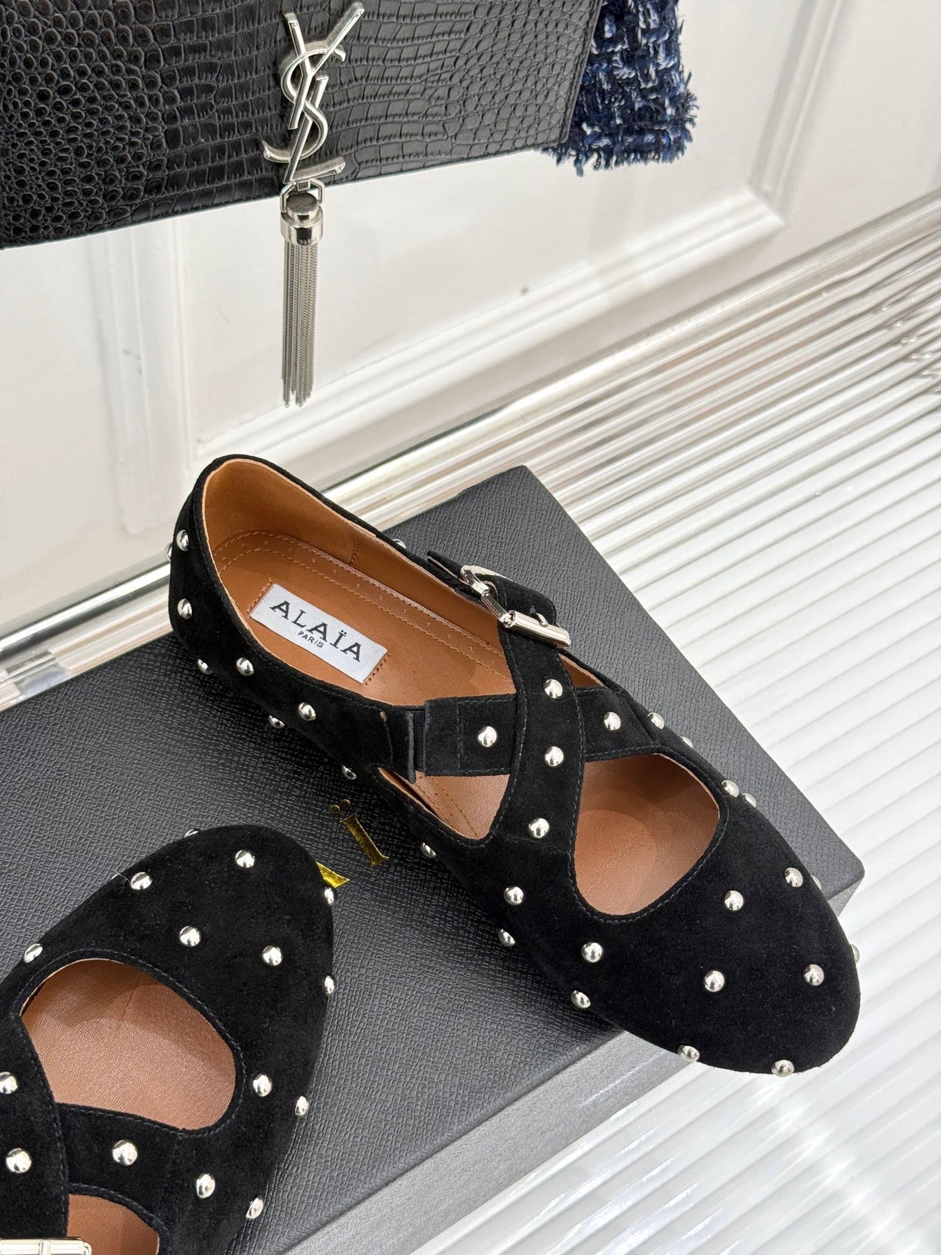 CROSSED STRAP BALLET FLATS IN BLACK SUEDE