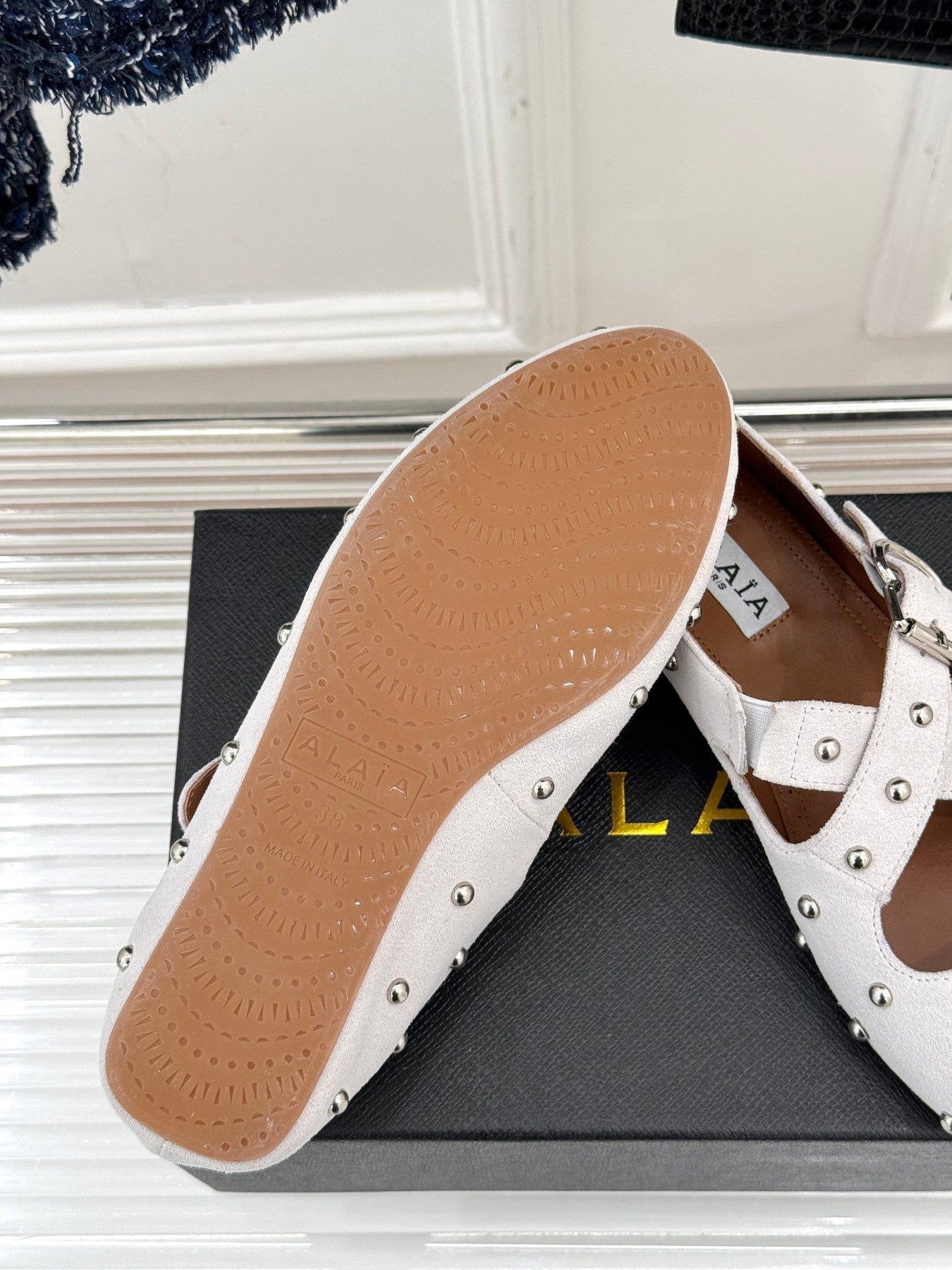 CROSSED STRAP BALLET FLATS IN WHITE SUEDE