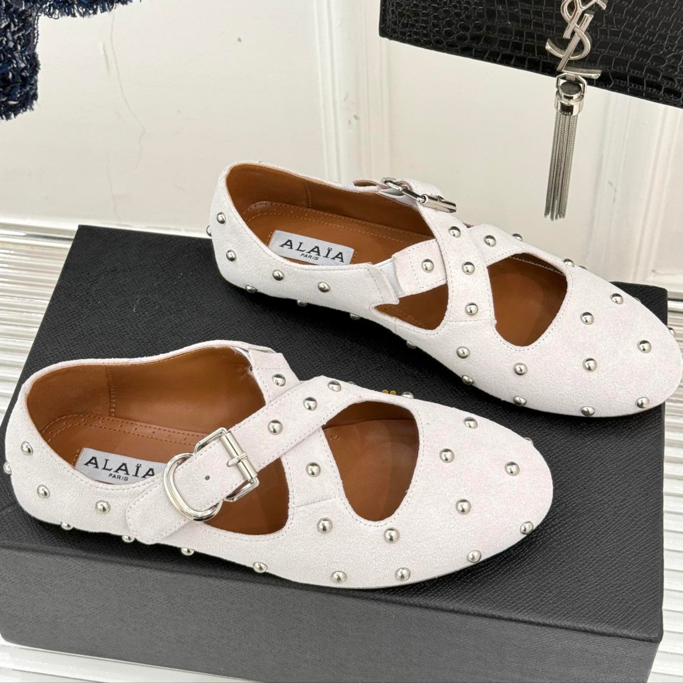 CROSSED STRAP BALLET FLATS IN WHITE SUEDE
