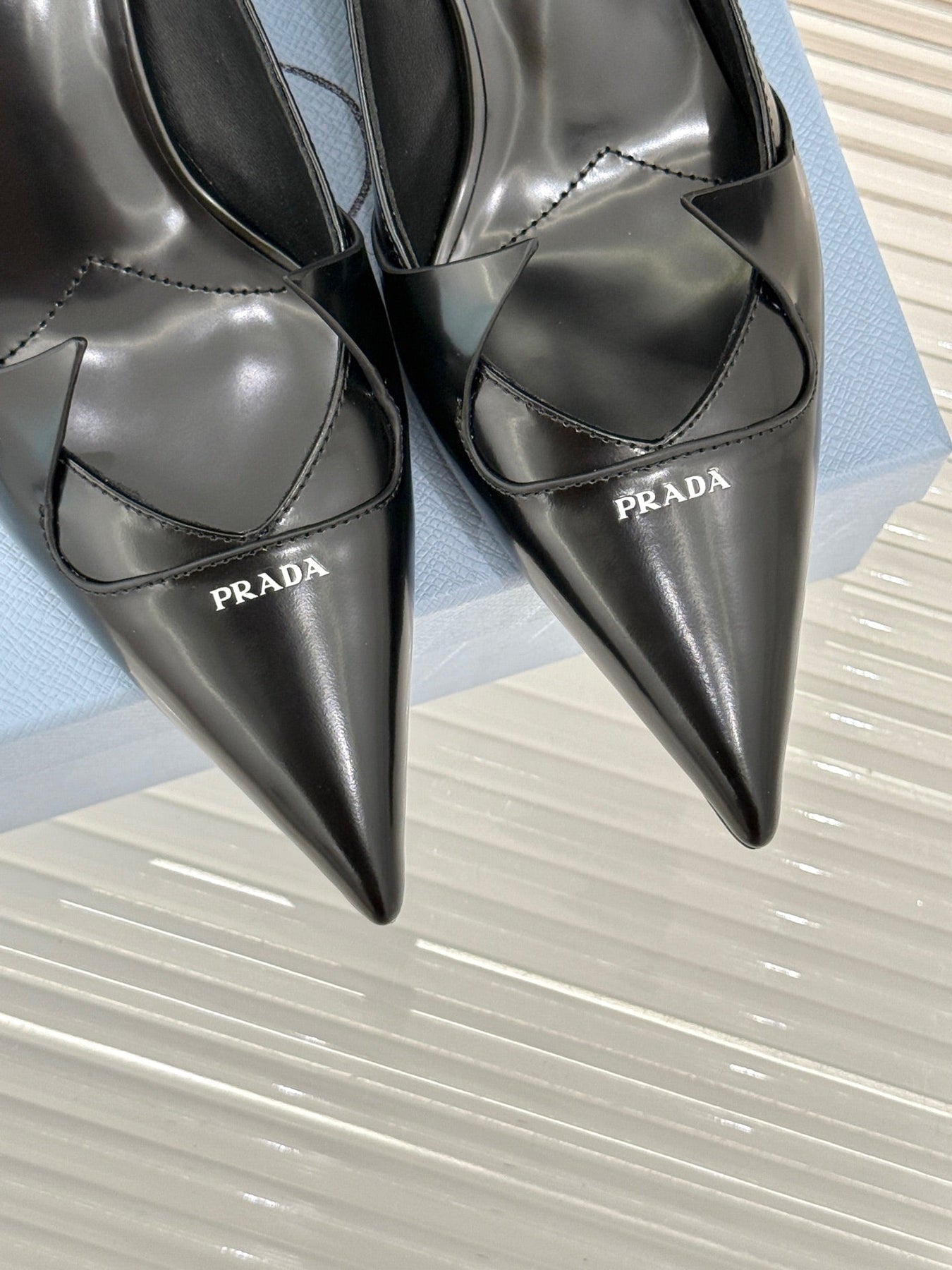 KITTEN HEEL PUMPS IN BLACK CALFSKIN