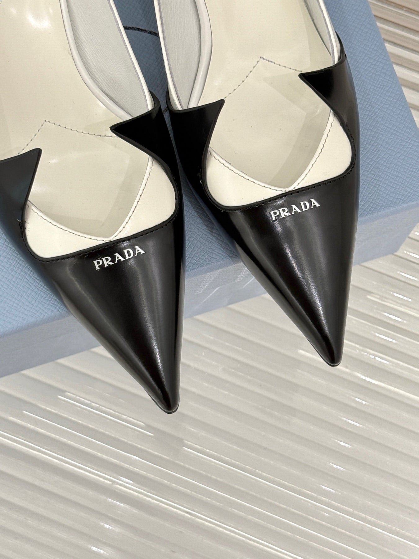 KITTEN HEEL PUMPS IN BLACK MIX WHITE CALFSKIN