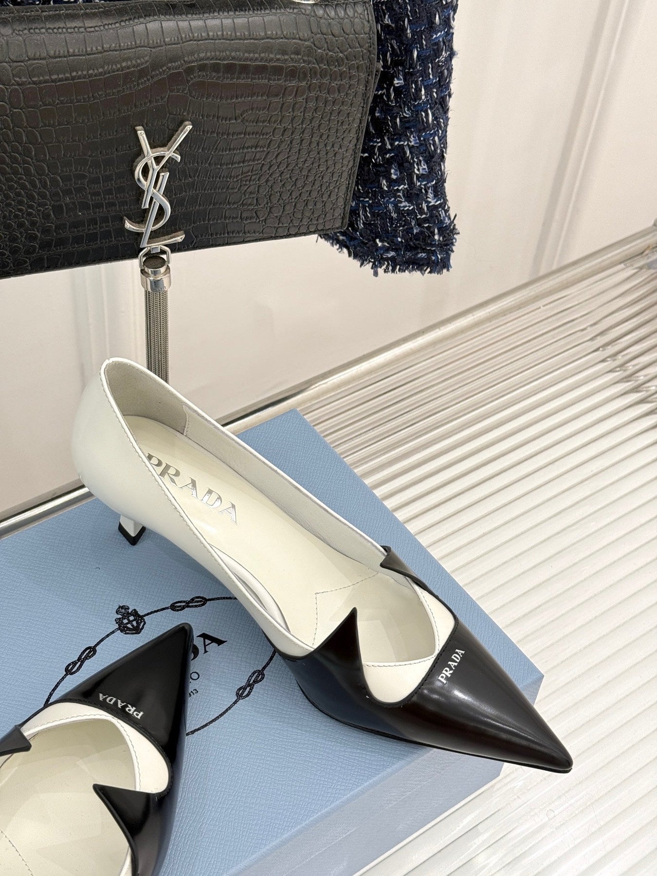 KITTEN HEEL PUMPS IN BLACK MIX WHITE CALFSKIN