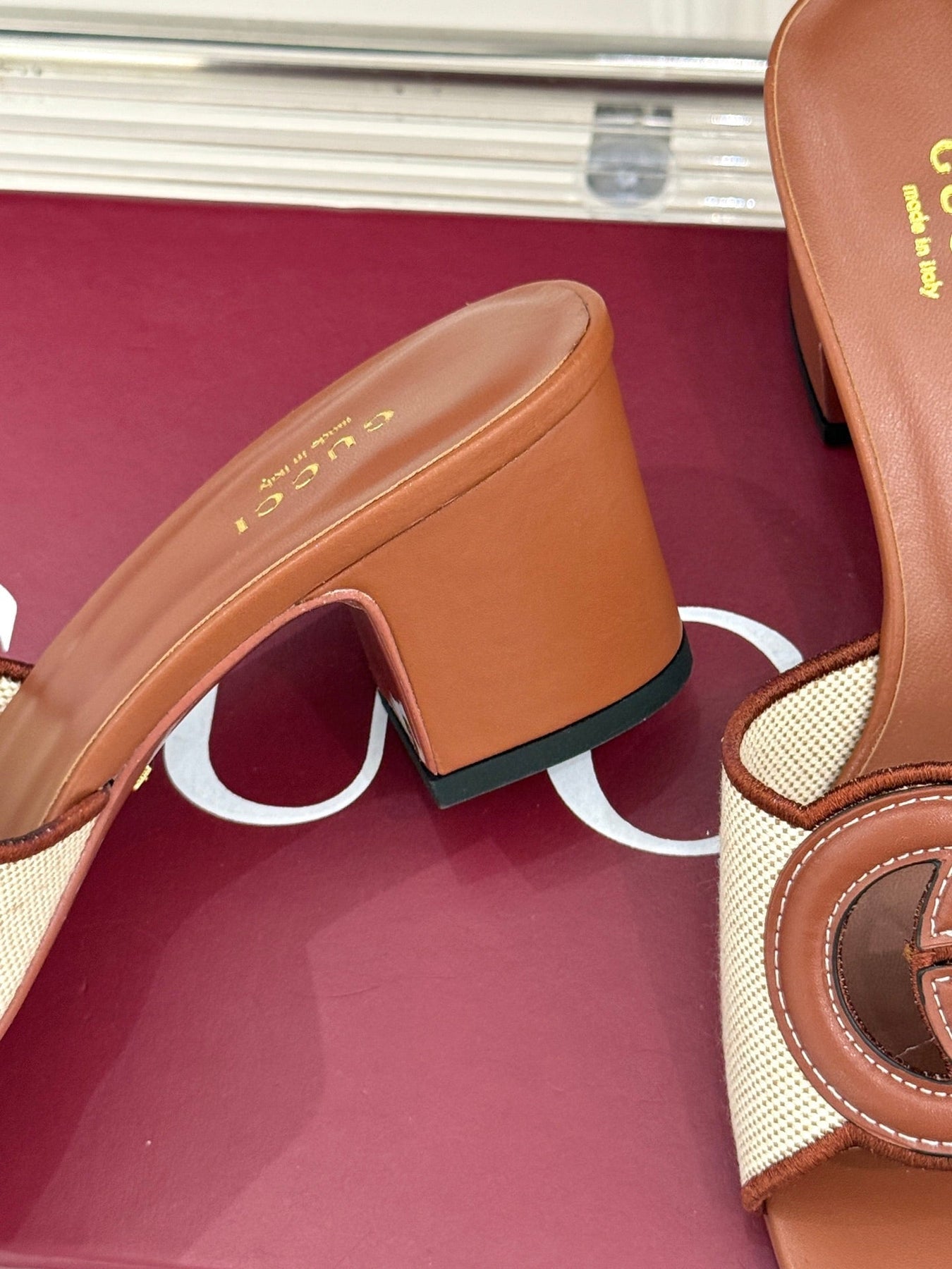 MID-HEEL MULE IN BROWN CALFSKIN AND CREAM WHITE FABRIC