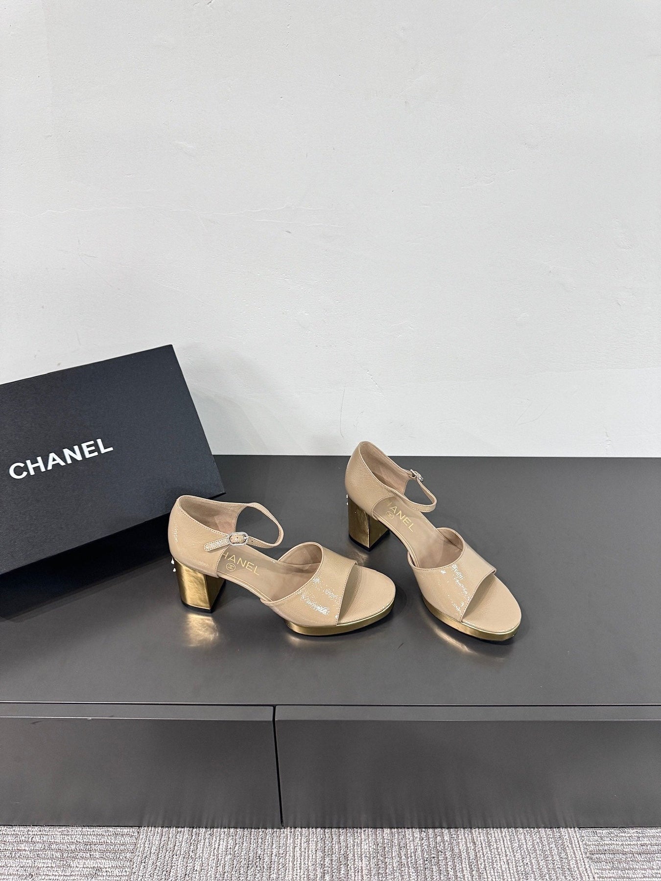 BLOCK HEEL SANDALS BEIGE SHEEPSKIN