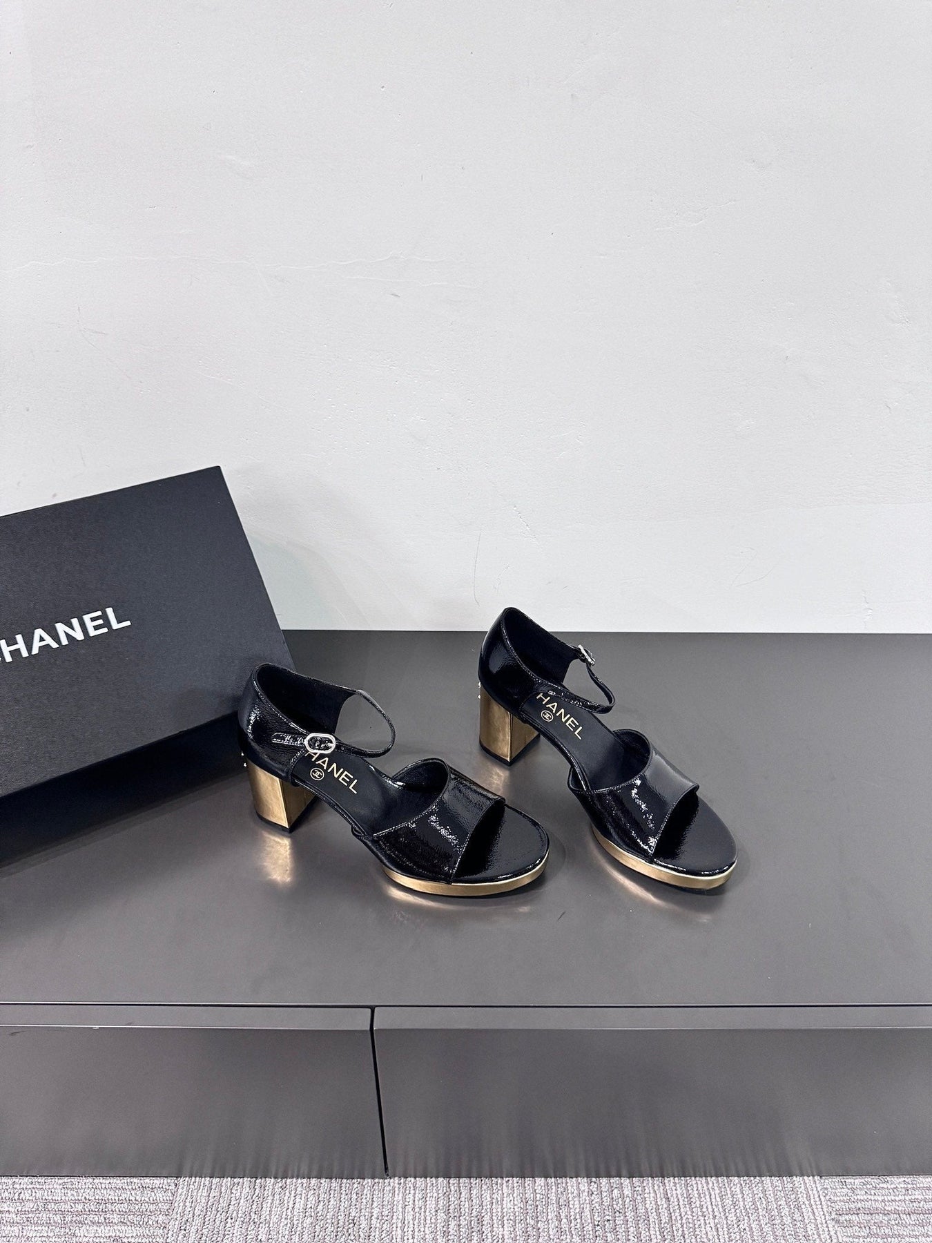 BLOCK HEEL SANDALS BLACK SHEEPSKIN