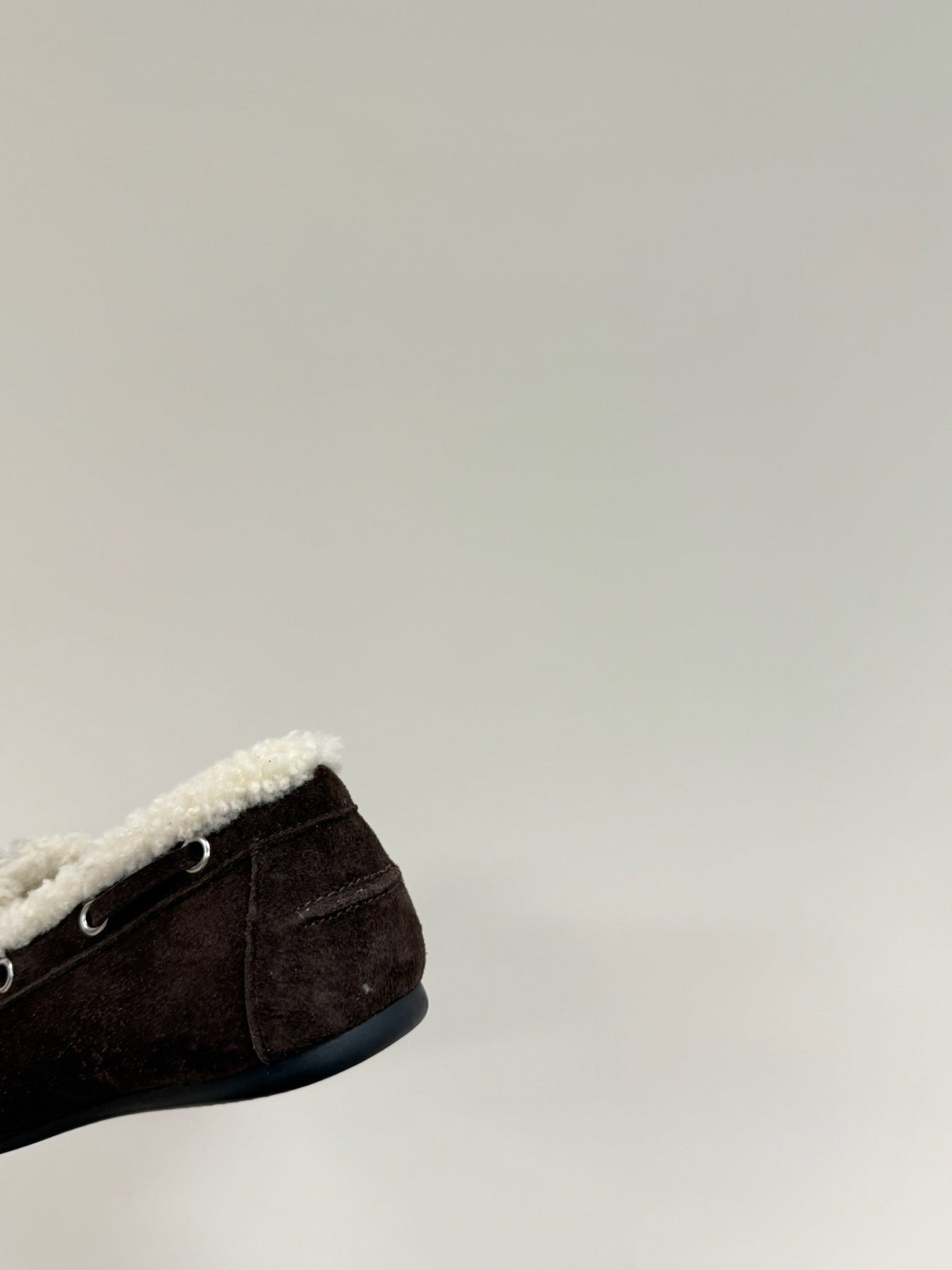 LACE-UP LOAFERS IN DARK CHOCOLATE SUEDE AND WHITE FLEECE LINING