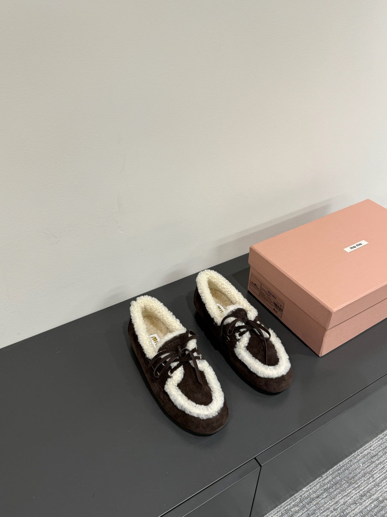 LACE-UP LOAFERS IN DARK CHOCOLATE SUEDE AND WHITE FLEECE LINING