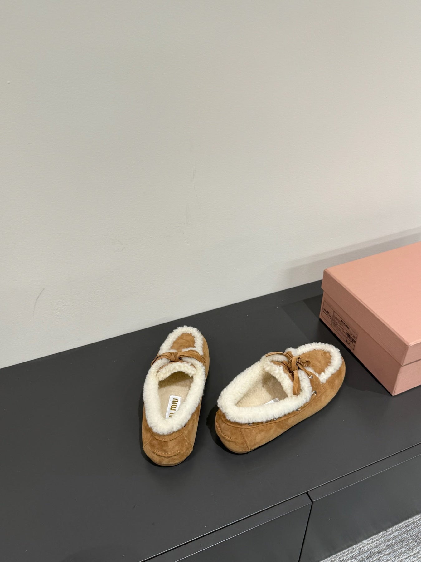 LACE-UP LOAFERS IN TAWNY BROWN SUEDE AND WHITE FLEECE LINING