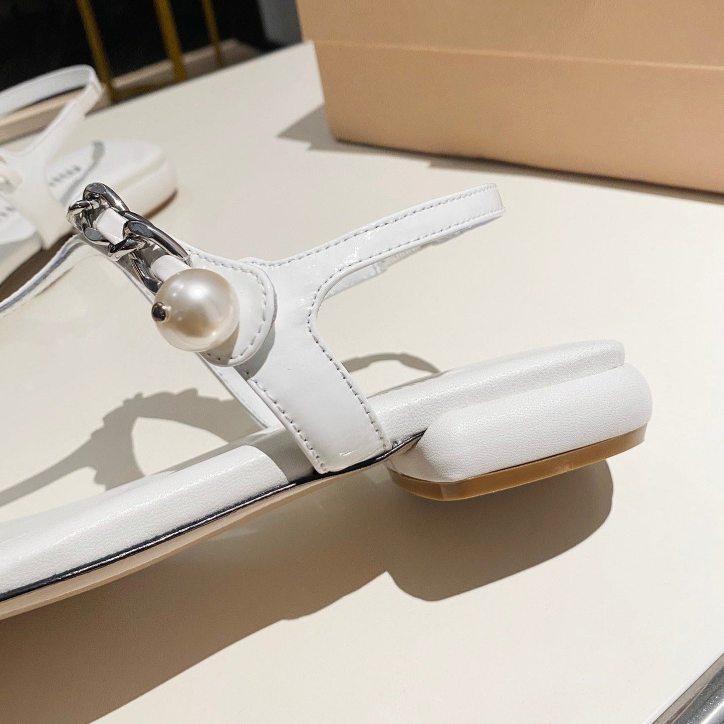 PEARL CHAIN FLIP-FLOPS SNOW COLOR LEATHER