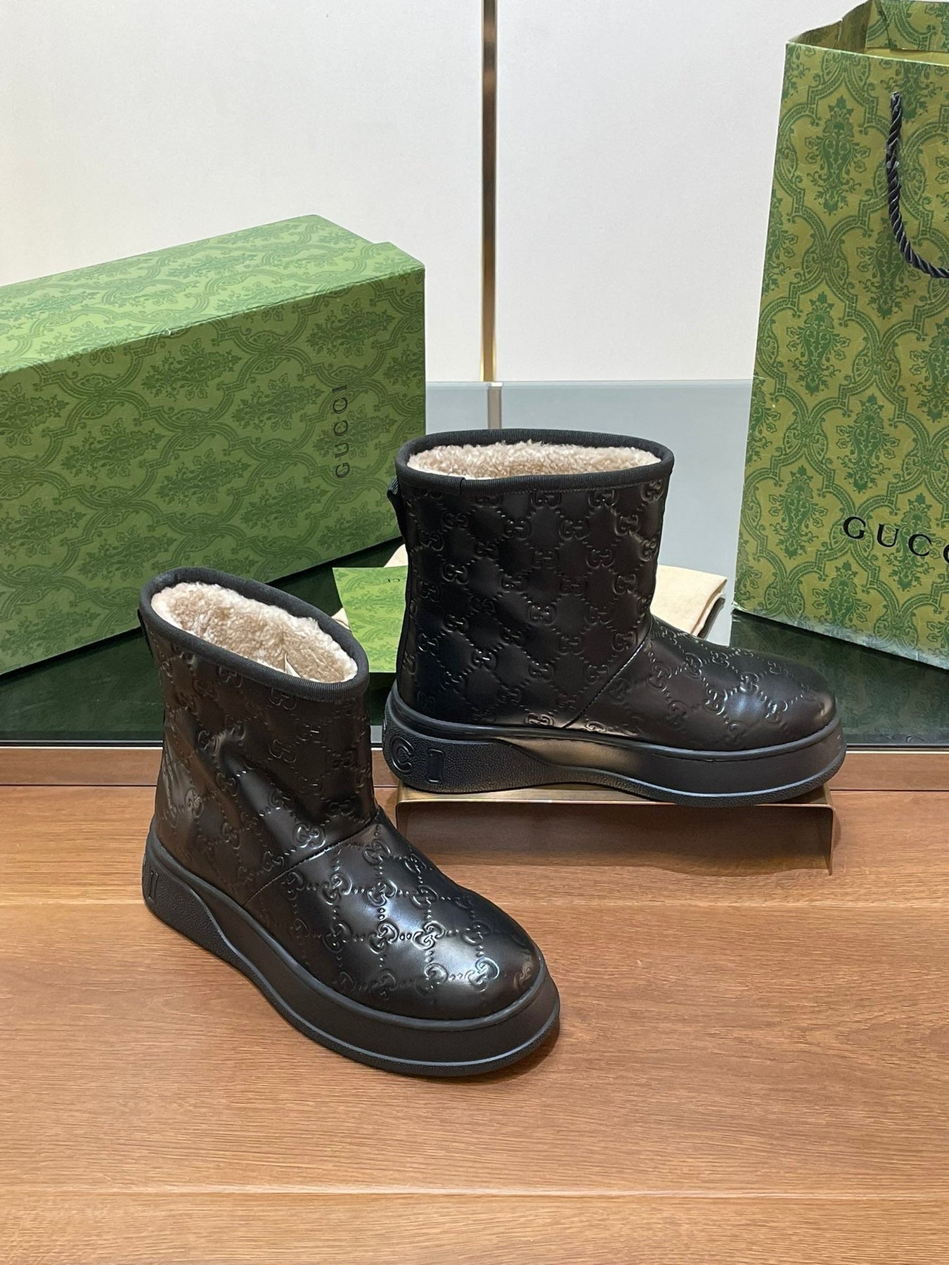 GG UGG BOOTS IN BLACK EMBOSSED SUEDE AND BEIGE WOOL LINING