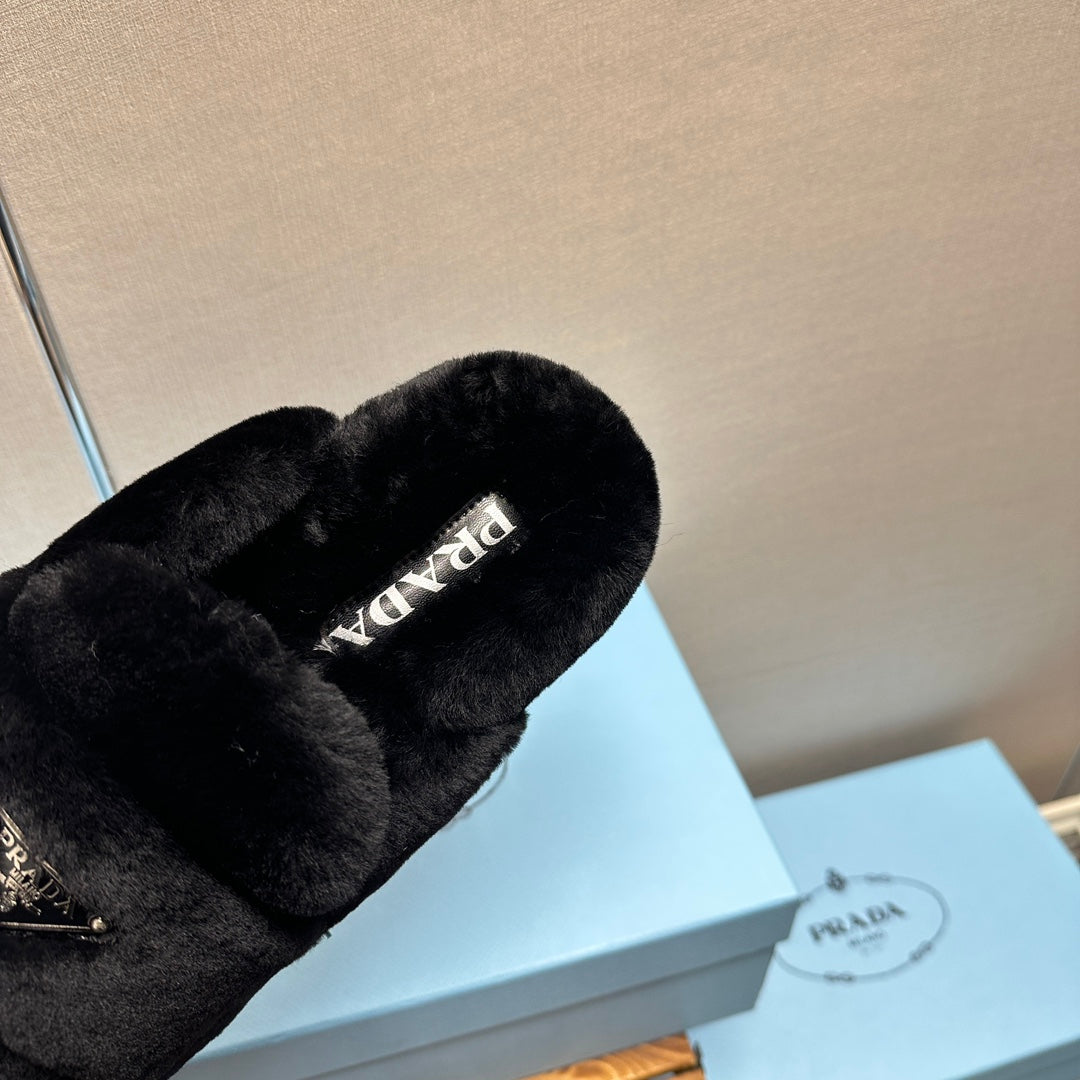 FLAT MULES IN BLACK RABBIT FUR