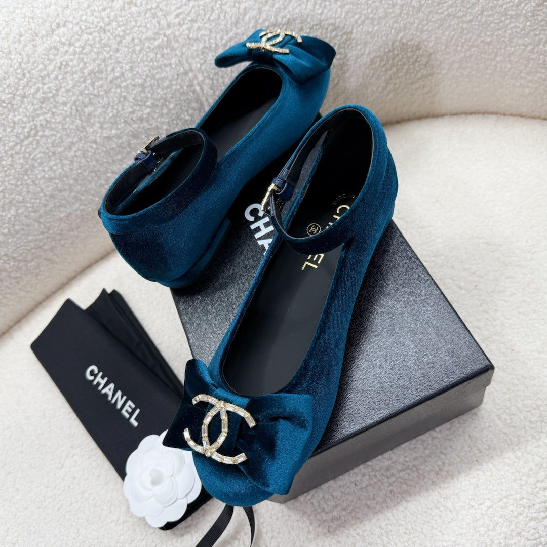 MARY JANE SHOES IN CLASSIC BLUE VELVET