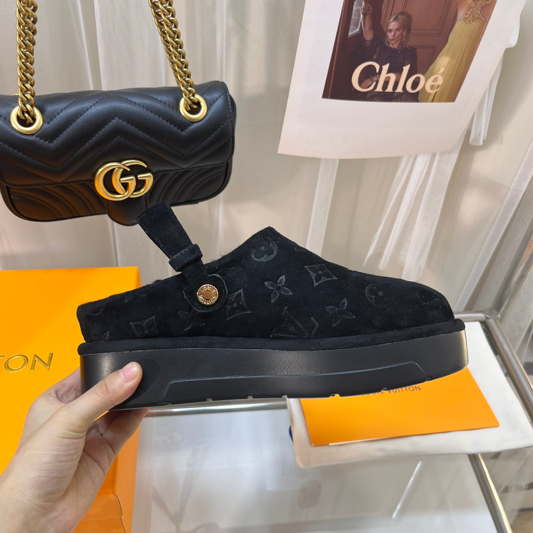 LV WOMEN'S COSY FLAT COMFORT CLOGS IN BLACK MONOGRAM SUEDE