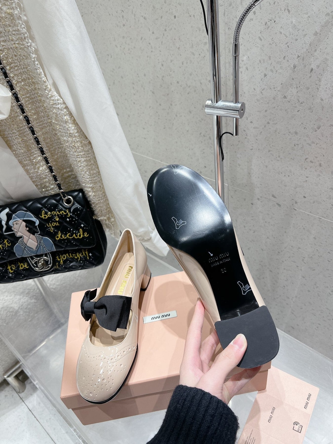 MARY JANE MID HEEL PUMPS IN BEIGE PATENT LAMBSKIN WITH BOW