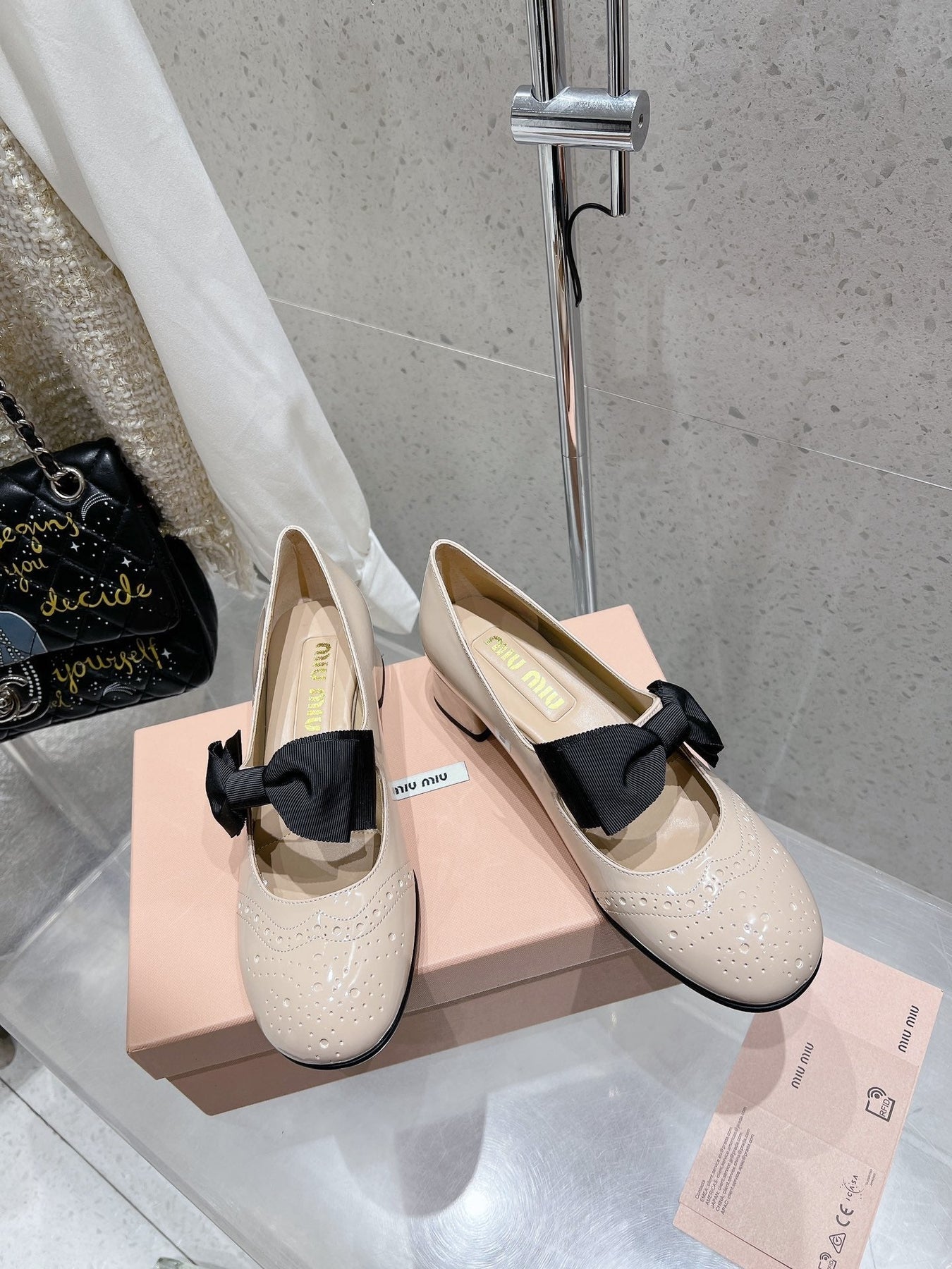 MARY JANE MID HEEL PUMPS IN BEIGE PATENT LAMBSKIN WITH BOW