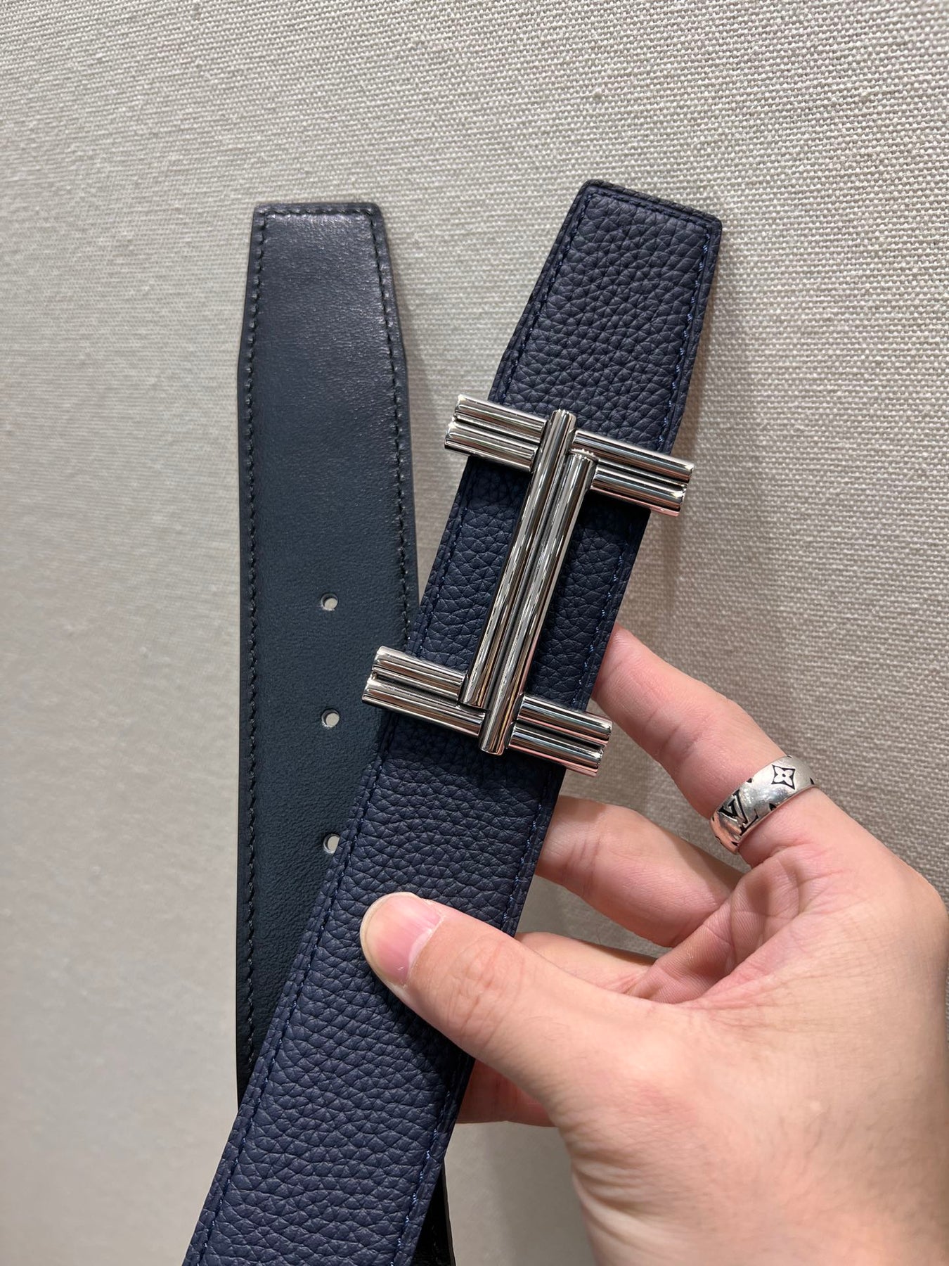 HM TRAVERSE BELT BUCKLE & REVERSIBLE NAVY BLUE LEATHER STRAP 38 MM SILVER HARDWARE