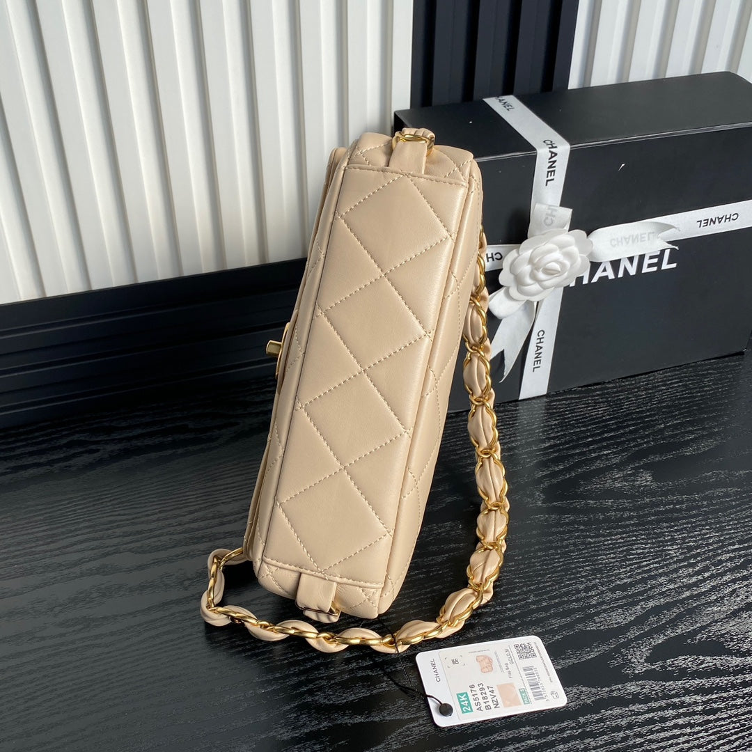 MEDIUM FLAP BAG 26 IN AKAROA BEIGE CALFSKIN GOLD DOUBLE C THICK CHAIN