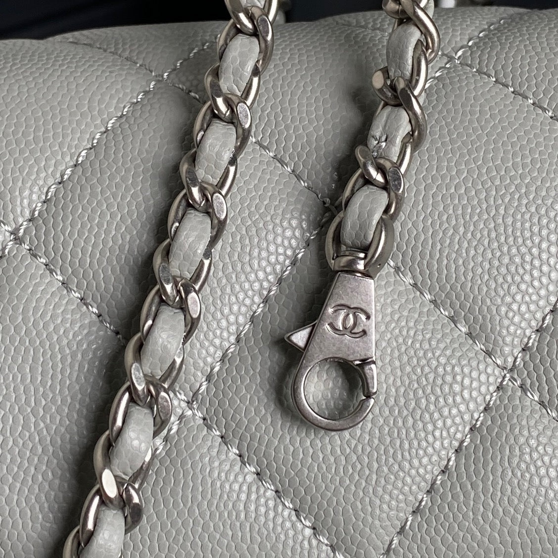 RETRO STYLE FLAP BAG 19 IN RHINO GRAY GRAINED CALFSKIN GOLD HARDWARE