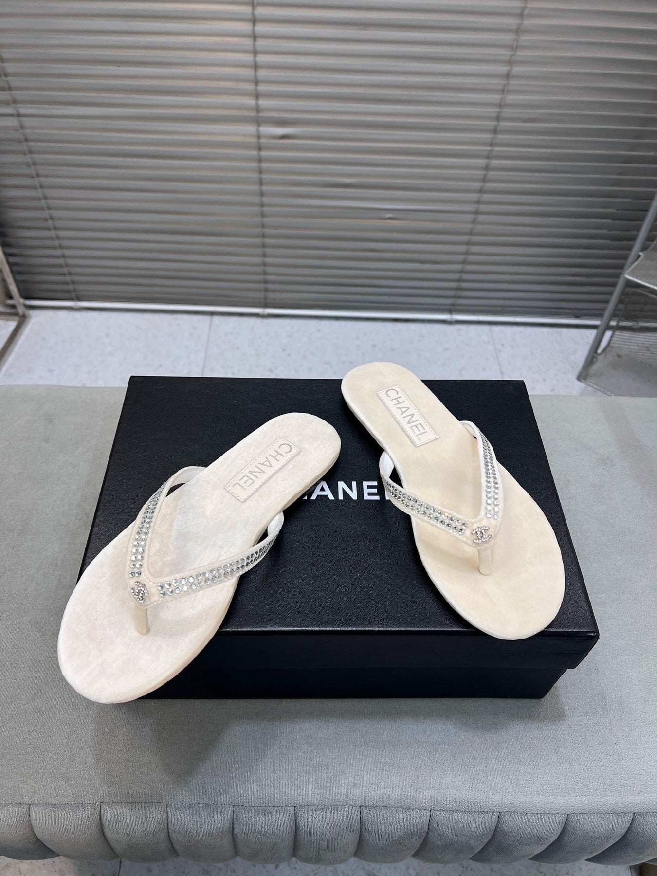 CRYSTAL THONG SANDAL IN WHITE CREAM SUEDE